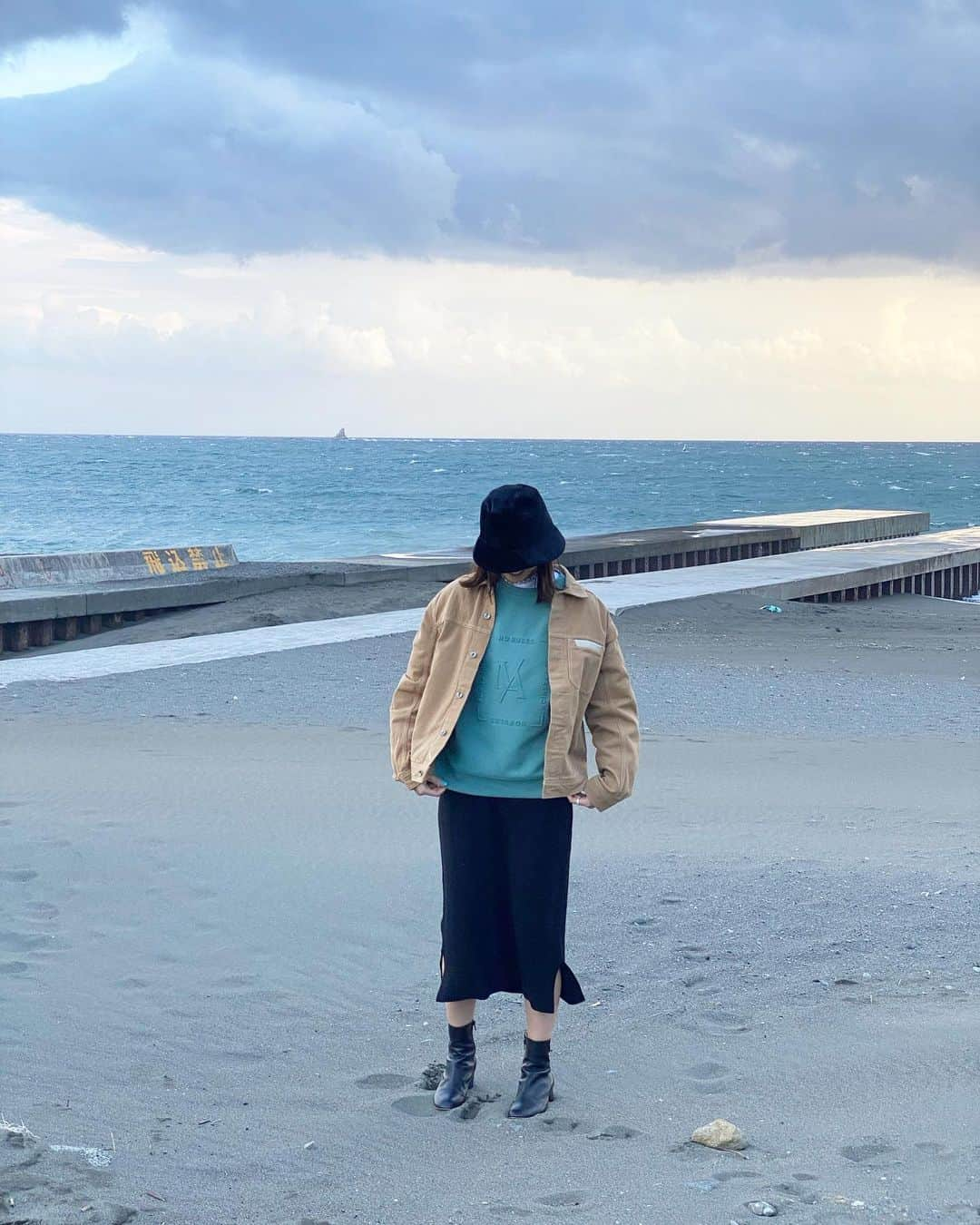 谷川りさこさんのインスタグラム写真 - (谷川りさこInstagram)「久々湘南へ #冬の海好き #ootd#coordinate#私服#chill#chillout #sea#湘南 #ハット　 @maison_couleur_  #ジャケット @saturdaysnyc  #スウェット @amerivintage  #スカート @vicente__official  #ブーツ @pippichic_official」2月22日 18時30分 - risakoko