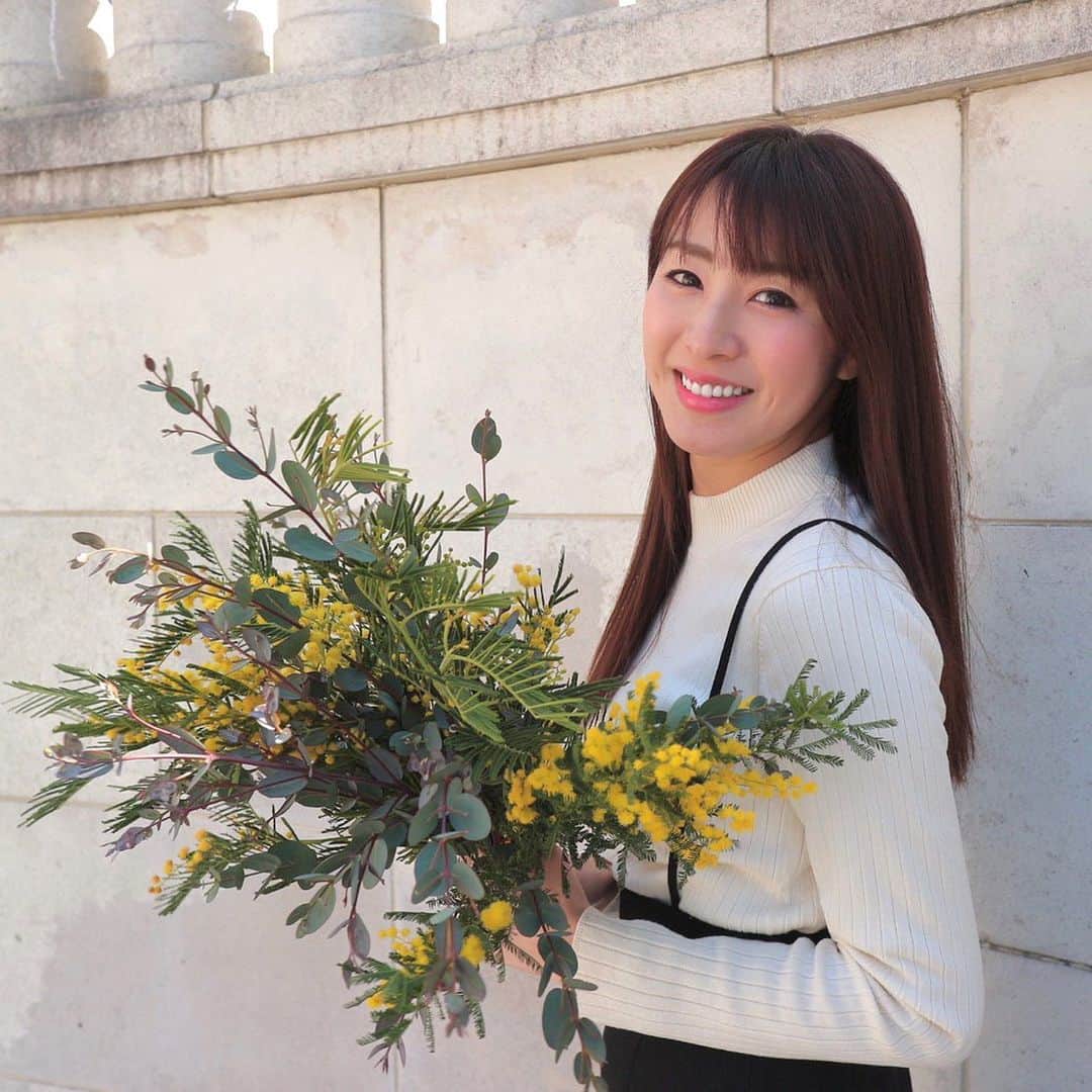 杉下理世のインスタグラム：「Mimosa🌼とユーカリの組み合わせって可愛すぎる😍🌼 今お家にお花がたくさんあって、とってもいい香りです♡ 無機質な空間に彩りが生まれてます☺️ #mimosa #ミモザ #ユーカリ #フラワーアレンジメント #花屋 #flower #flowershop #flowerdesign #flowerdesigner #フラワーデザイナー #花束 #フラワーギフト」