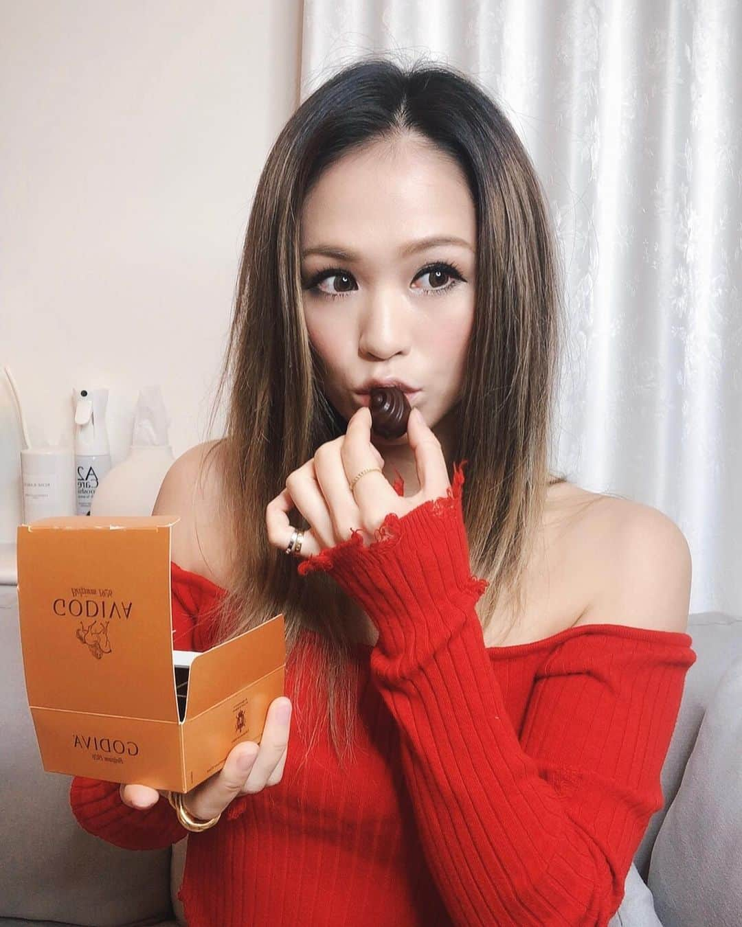 彩希エリナさんのインスタグラム写真 - (彩希エリナInstagram)「Valentine's Day🌹に人にプレゼントしようと思って買ったチョコレート🍫結局自分で全部食べちゃたよねー😛✨ #valentinesday #valentinesday2020 #chocolate #godiva #chocolateoverlove #sweets #eat #バレンタインデー #ゴディバ #愛より食欲 #美味しくいただきました #てへぺろ #チョコレート #🍫」2月22日 18時48分 - erina_saiki