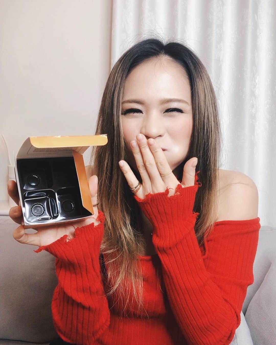 のインスタグラム：「Valentine's Day🌹に人にプレゼントしようと思って買ったチョコレート🍫結局自分で全部食べちゃたよねー😛✨ #valentinesday #valentinesday2020 #chocolate #godiva #chocolateoverlove #sweets #eat #バレンタインデー #ゴディバ #愛より食欲 #美味しくいただきました #てへぺろ #チョコレート #🍫」