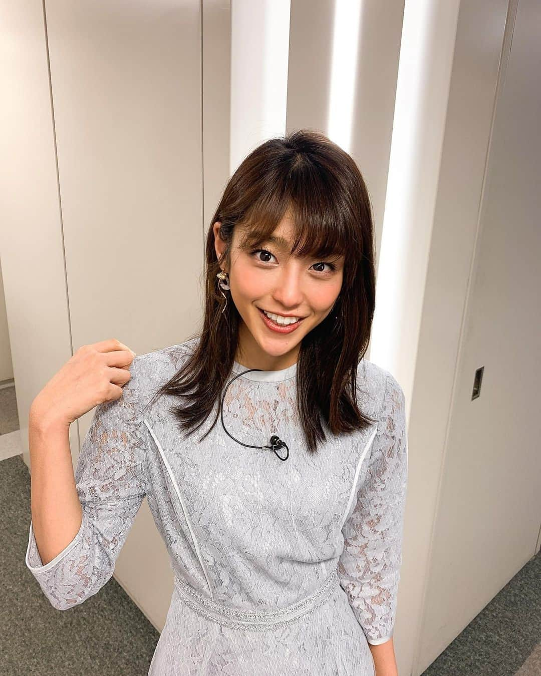 岡副麻希さんのインスタグラム写真 - (岡副麻希Instagram)「🍓﻿ 今朝も#めざましどようび﻿ ありがとうございました☺️💫﻿ ﻿ 風が強い一日でしたね😳😳😳！﻿ 今日はあたたかかったですが、﻿ 明日は北風びゅーびゅーだそうですね🥺﻿#さむい？ ﻿ 衣装はレースが可愛いワンピース👗﻿ 朝一度ヒートテックを着たら透けてたので﻿ 慌ててキャミソールに変身しました😝💫﻿ #Apuweiser Luxe#レースワンピ﻿」2月22日 18時42分 - maki_okazoe_official