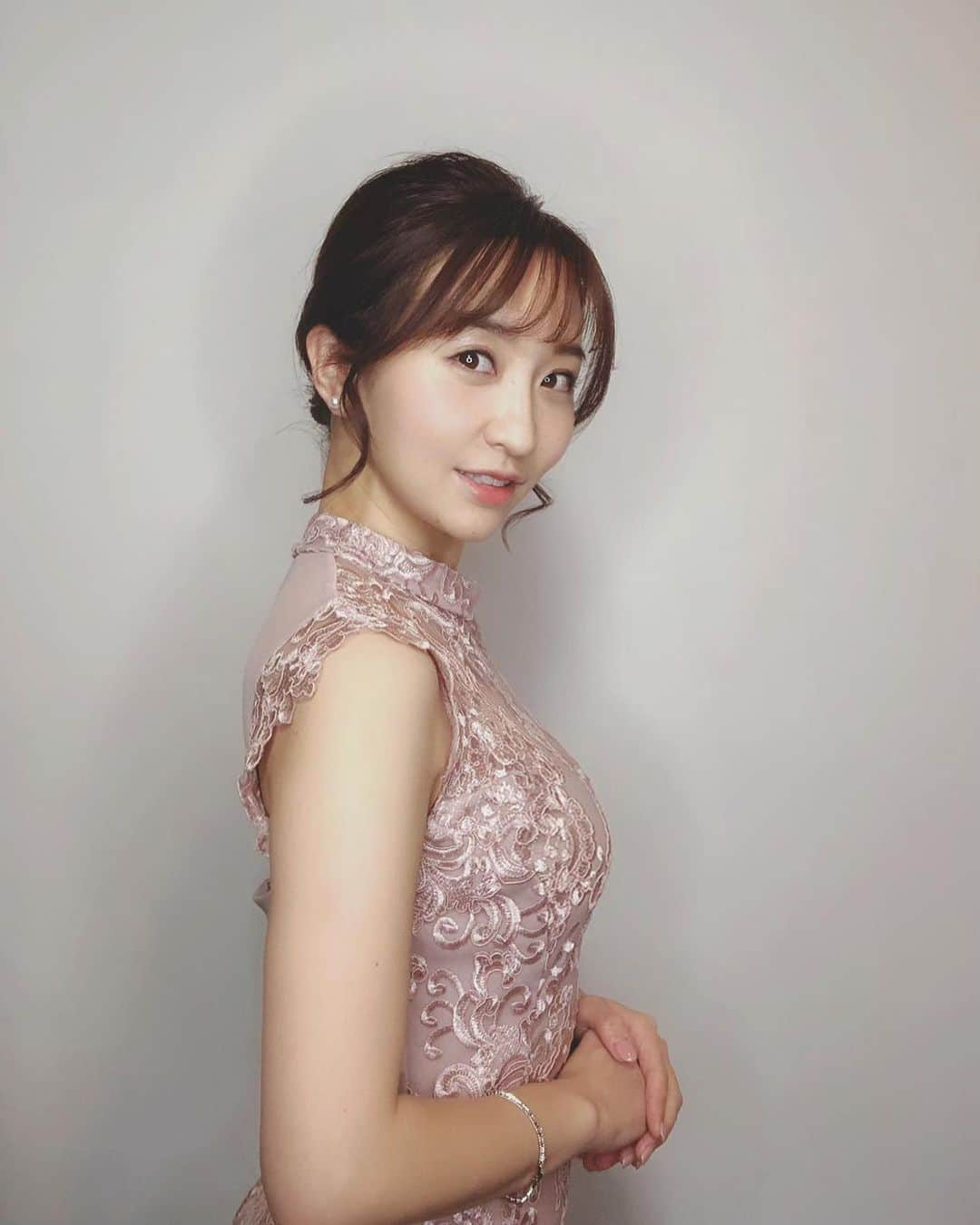 袴田彩会さんのインスタグラム写真 - (袴田彩会Instagram)「👰 親友の結婚式へ✨ いつもお世話になっている @suakm_gunhee  さんにお願いしました♡ あまりコテコテしたスタイルが好きじゃないので、シンプルにとお願いしたら、短い髪もパッと可愛いお団子にしてくれました😍 嬉しい〜🎵ちょっと前に前髪も切ってもらいました！ありがとうございました✨ 結婚式の写真もまた載せます❣️ #ゴニ東京 #ヘアアレンジ #結婚式 #結婚式ヘアアレンジ」2月22日 18時43分 - ayae.ha