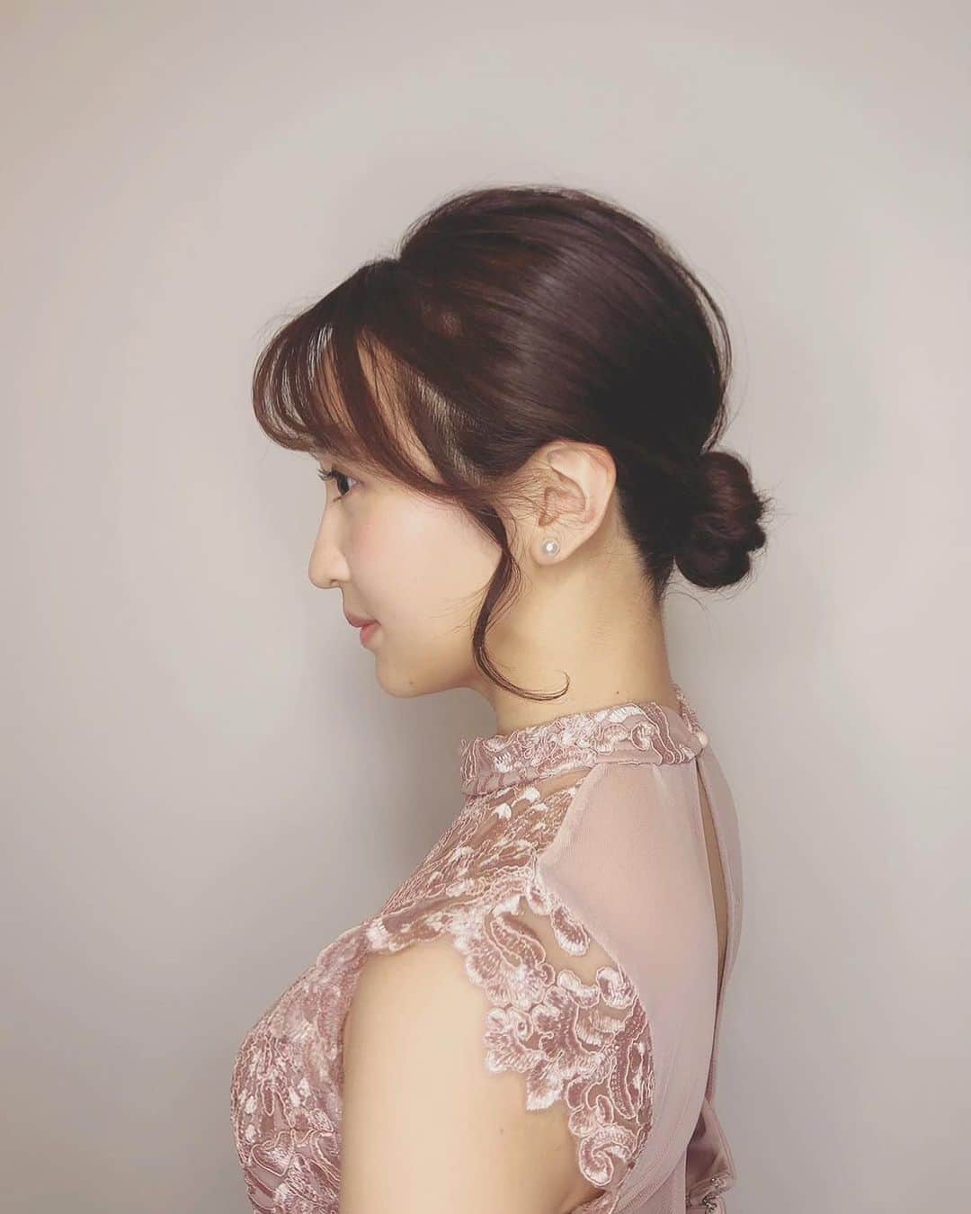 袴田彩会さんのインスタグラム写真 - (袴田彩会Instagram)「👰 親友の結婚式へ✨ いつもお世話になっている @suakm_gunhee  さんにお願いしました♡ あまりコテコテしたスタイルが好きじゃないので、シンプルにとお願いしたら、短い髪もパッと可愛いお団子にしてくれました😍 嬉しい〜🎵ちょっと前に前髪も切ってもらいました！ありがとうございました✨ 結婚式の写真もまた載せます❣️ #ゴニ東京 #ヘアアレンジ #結婚式 #結婚式ヘアアレンジ」2月22日 18時43分 - ayae.ha