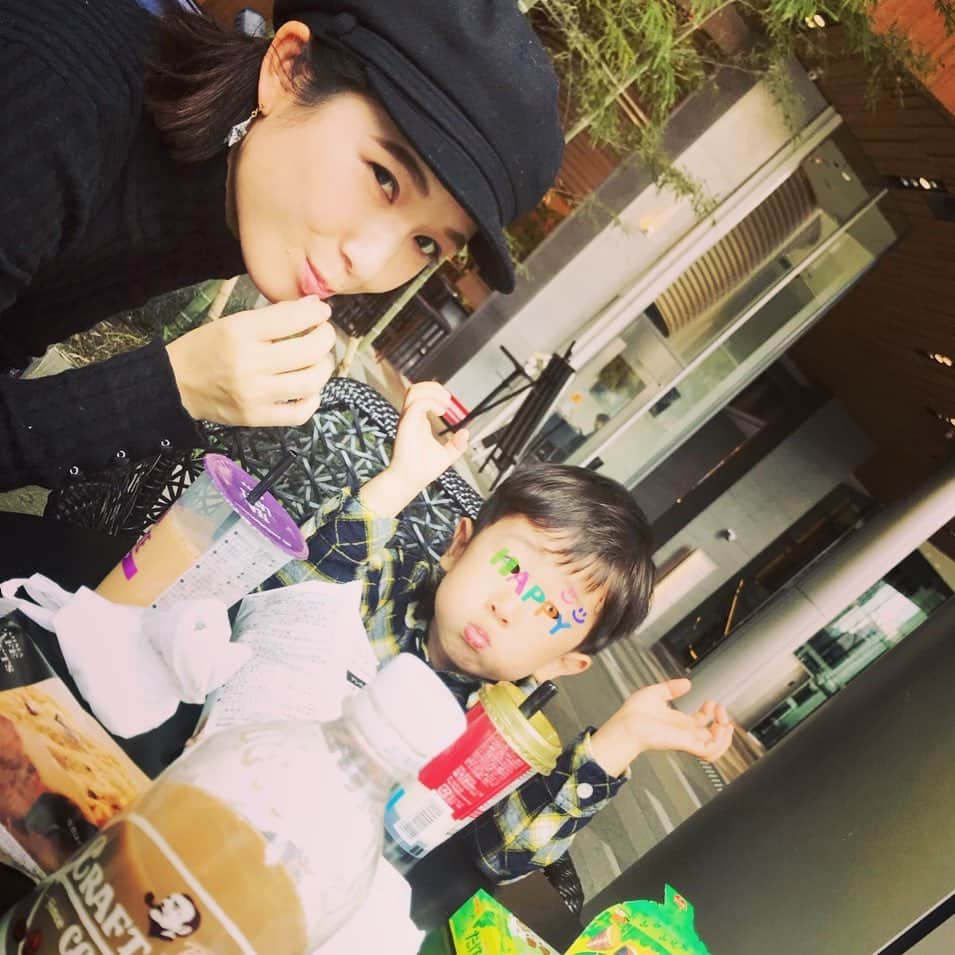 小西ゆりなさんのインスタグラム写真 - (小西ゆりなInstagram)「おやつタイム🍪☕️ #小西ゆりな #男の子ママ #親子ショット #3歳男の子 #虎ノ門ヒルズ #愛宕神社の帰り #おやつ #おやつタイム #sweets #coffee #cafe #cookies」2月22日 18時45分 - yurina_konishi