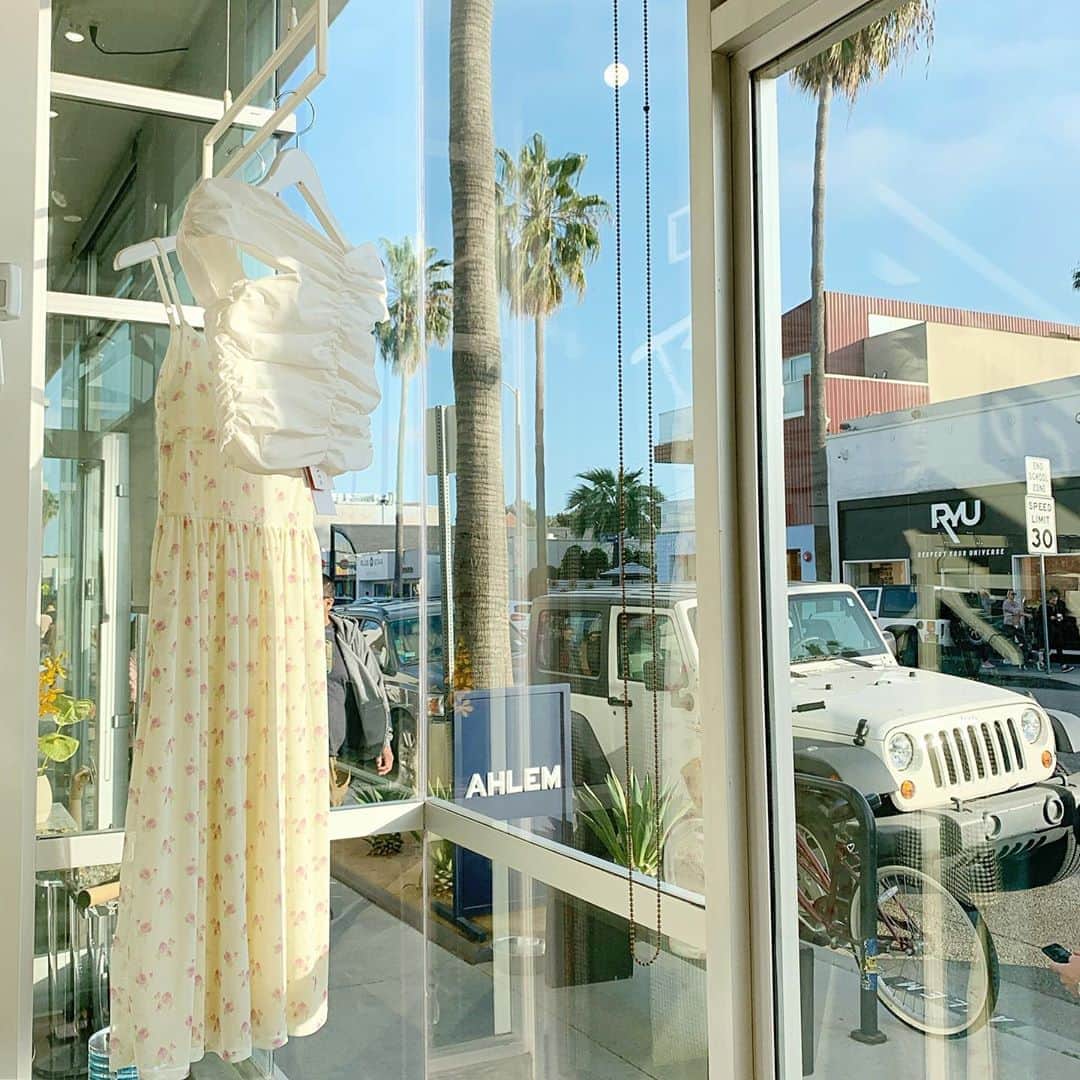 平野千春（時田千春）のインスタグラム：「・ アボットキニーのこのお店もとっても可愛かった🌼 ・ ・ ・ #losangeles#LA#abbotkinney #venicebeach #ロサンゼルス#ロサンゼルス旅行」