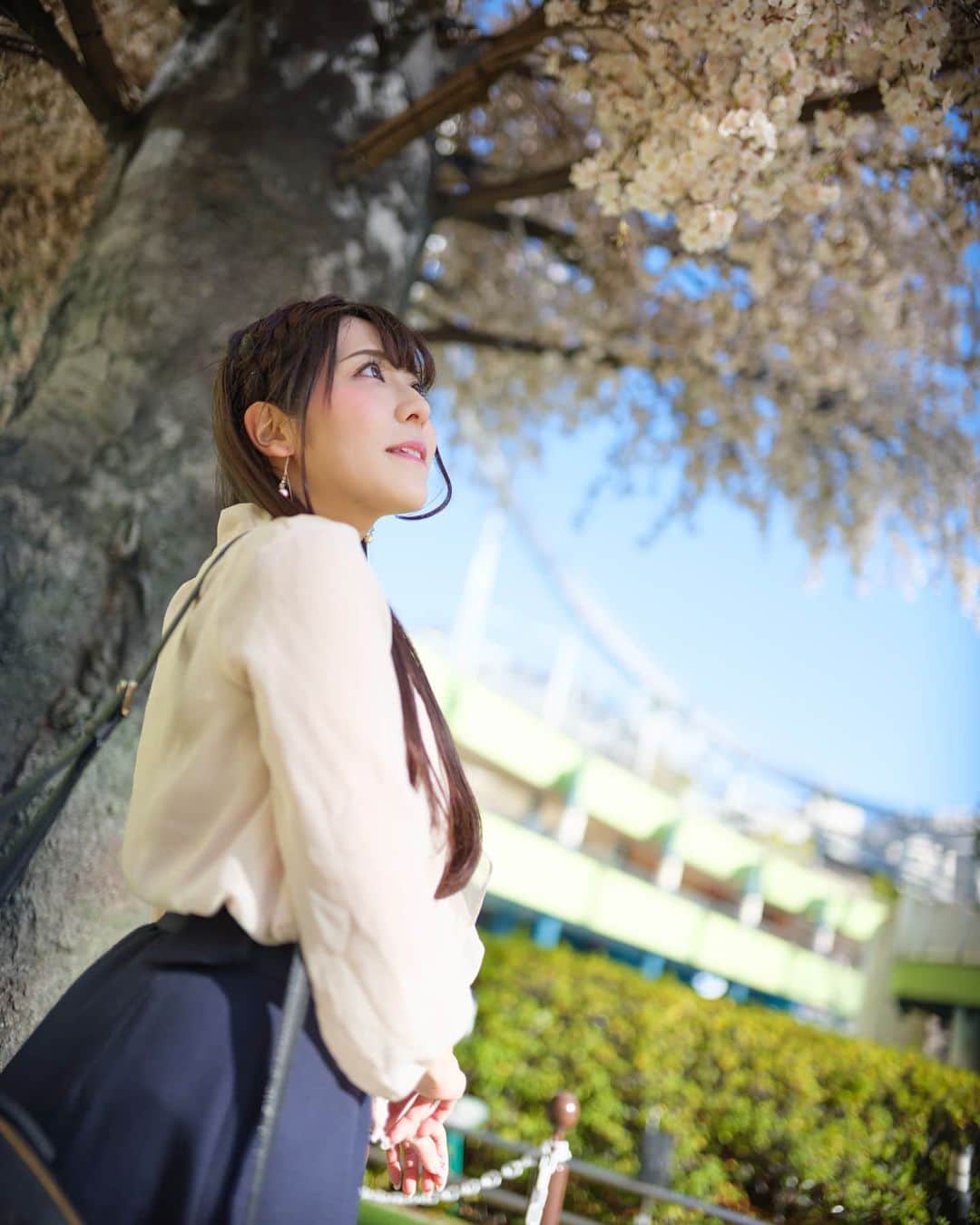 大河まりあのインスタグラム：「. 🌸🌈🌸 「あったかくなってきたね」 🌈🌸🌈 . #この桜偽物なの  #桜 #桜ポートレート #sakura #春 #spring #Lovers_Nippon_Portrait #good_portraits_world #portrait #写真好きな人と繋がりたい #ポートレート #ポトレ #ポートレート撮影 #被写体モデル」