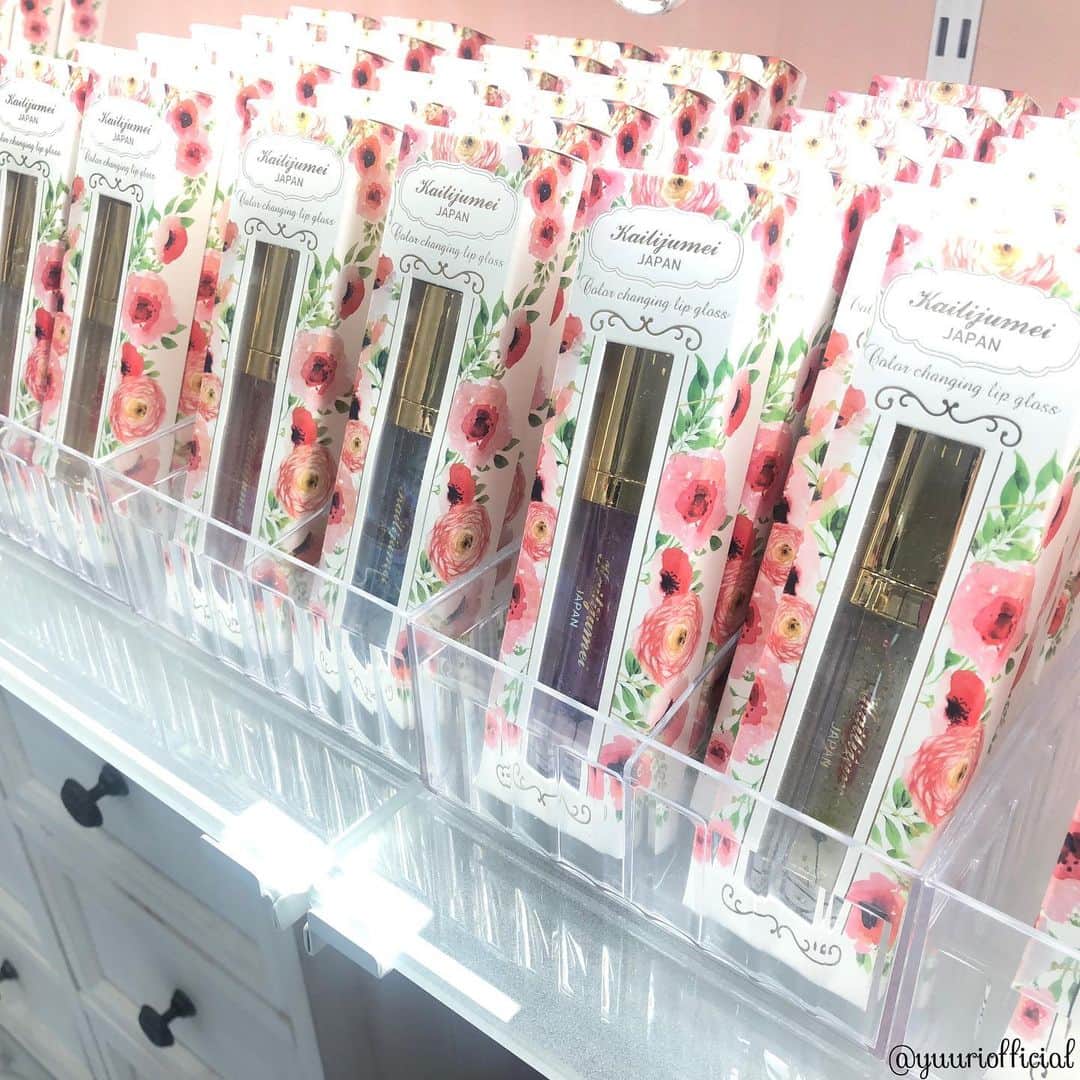美容ライター立花ゆうりさんのインスタグラム写真 - (美容ライター立花ゆうりInstagram)「【映えるリップといえば…】 数年前、初めてSNSで見かけた海外のお花リップに心奪われて。お花リップと検索して、香港のカイリジュメイ @kailijumei_japan を妊娠中病院からネット注文したのが最初だったかな？ 昨日は直営店のラフォーレ原宿のコスメラボに行って、カイリジュメイやタイのコスメブランドビューティーコテージ @beautycottage_japan のコスメなども全てお試ししてきました。日本でこうして海外コスメをお試ししながら購入できるのは嬉しいですね♡ * カイリジュメイはボトルが可愛かったり、刻印が出来たり、リップカラーやグロスが唇の水分量やphで色づきが変わるので色選びに迷わない！（全体的にブルベさんに嬉しい青みピンクに発色◎）プレゼントには嬉しいですね♪ 写真は、クッションチークやクロエの香水に驚くほど似ている香りの香水、アイカラーにリップ。イエローベースのタチバナ的お気に入りのリップは写真最後に、カイリジュメイのマーメイドリップから15番。そしてビューティーコテージのラグジュアリーウルトラシャインリップスティックからピンクオパール。どちらも香りは特に無いので、甘い香りや強い香りが得意でない方にもGOODですね☆←ここ重要。映えるリップが大好きな女の子にはぜひ♪ 最後に最近の映えリップたちを並べてみました〜可愛い♡ * ♡---------------------- #コスメ #メイク #化粧品 #美意識 #コスメレポ #コスメレビュー #今日のメイク #プチプラ #プチプラコスメ  #リップ #口紅 #ティント #ルージュ #チーク #コスメ紹介 #メイク動画 #映えコスメ #映えリップ #カイリジュメイ #コスメラボ #ビューティーコテージ #マーメイドリップ #ラグジュアリーウルトラシャインリップスティック #ラフォーレ原宿 #タイコスメ #海外コスメ #中国コスメ #香港コスメ ----------------------♡」2月22日 18時54分 - yuuriofficial