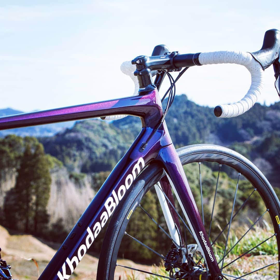KhodaaBloomのインスタグラム：「すべてのパワーを推進力へ。あなたを頂点に導く一台。 . ———————————— ☑︎ STRAUSS PRO DISC FrameSet　希望小売価格：￥248,000+税 発売予定：2020年4月以降 ———————————— . #KhodaaBloom #コーダーブルーム #STRAUSS #ストラウス #花束」