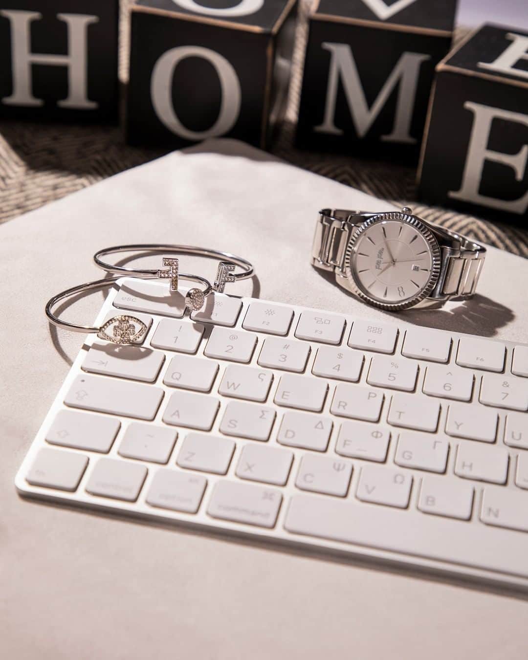 のインスタグラム：「Time to make some serious weekend plans. Sparkle up!  #follifollie #jewellery #jewelleryofinstagram #wa#watercolor #watchesofinstagram #home #mood #weekend #weekendvibes」