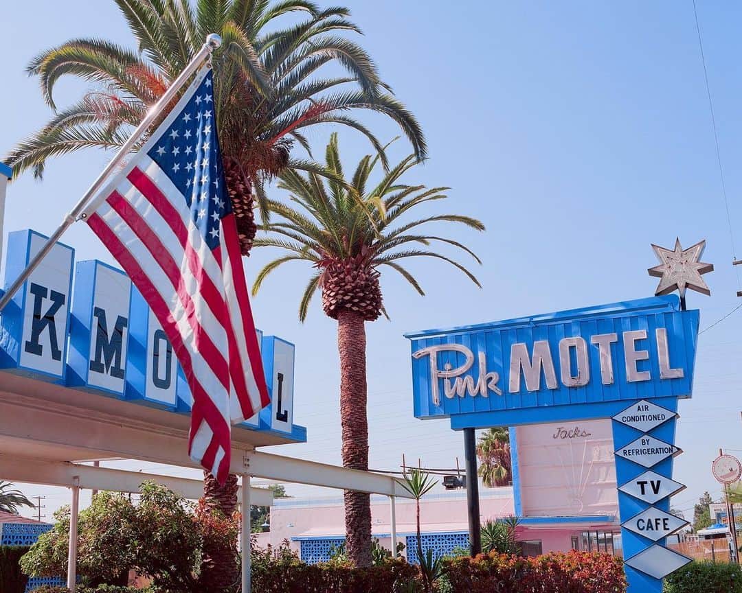 コモノさんのインスタグラム写真 - (コモノInstagram)「The Pink Motel - With its picture-perfect motor court architecture, the Pink Motel serves as a backdrop for pretty much every type of filmed content imaginable. The still-stunning 1940s icon was most recently thrown back into the spotlight due to its starring role in the Netflix hit GLOW.⁠⁠⠀⁠⠀ ⁠⁠⠀⁠⠀ Built by Maximillian and Gladys Thomulka in 1946, the Pink Motel quickly became a roadside attraction due to its bright pink and blue facade and eye-catching neon sign.⁠⁠⠀⁠⠀ ⁠⁠⠀⁠⠀ The motel is swathed in colorful period detail, but it is the fish-shaped swimming pool that cemented the Pink Motel’s fame with a different audience⠀⁠⠀ ⠀⁠⠀ In 1987, Stacy Peralta’s skate movie The Search for Animal Chin was filmed at the motel, starring a young Tony Hawk and other members of what was known as the Bones Brigade. Monty Thomulka plays himself, the pompadoured motel owner.⁠⁠⠀⁠⠀ ⁠⁠⠀⁠⠀ Suddenly, in addition to being a must-see for midcentury architecture fans, the motel became a pilgrimage site for skaters. Perhaps to remain true to his role in the film, Monty granted star-struck skateboard-toting teens free range of the pool when it was empty and hosted popular skate charity events.⁠⁠⠀⁠⠀ ⁠⁠⠀⁠⠀ The Los Angeles Conservancy lists the Pink Motel as an exemplar of the type of architecture that was once prevalent in the area but “one of very few midcentury roadside commercial resources to have survived.”⁠⁠⠀⁠⠀ ⁠⠀⁠⠀ Source: Curbed - Alissa Walker⁠⠀⁠⠀ .⁠⁠⠀⁠⠀ .⁠⁠⠀⁠⠀ #ss20 #ss2020collection #sunglasses #sunglassesfashion #pinkmotel #pooldesign #colorpool #pinkaesthetic #blueaesthetic #motel #summercollection #sunglasses2020 #2020collection #usflag #starsandstripes #usaflag #lightblue #burbank #burbankcalifornia #motelcalifornia #californiaadventure #palmtrees #concreteaesthetic #streetpole #historicplaces #historicmotel #komono⁠⁠⠀⁠⠀ ⁠⁠⠀⁠⠀」2月22日 19時01分 - komono
