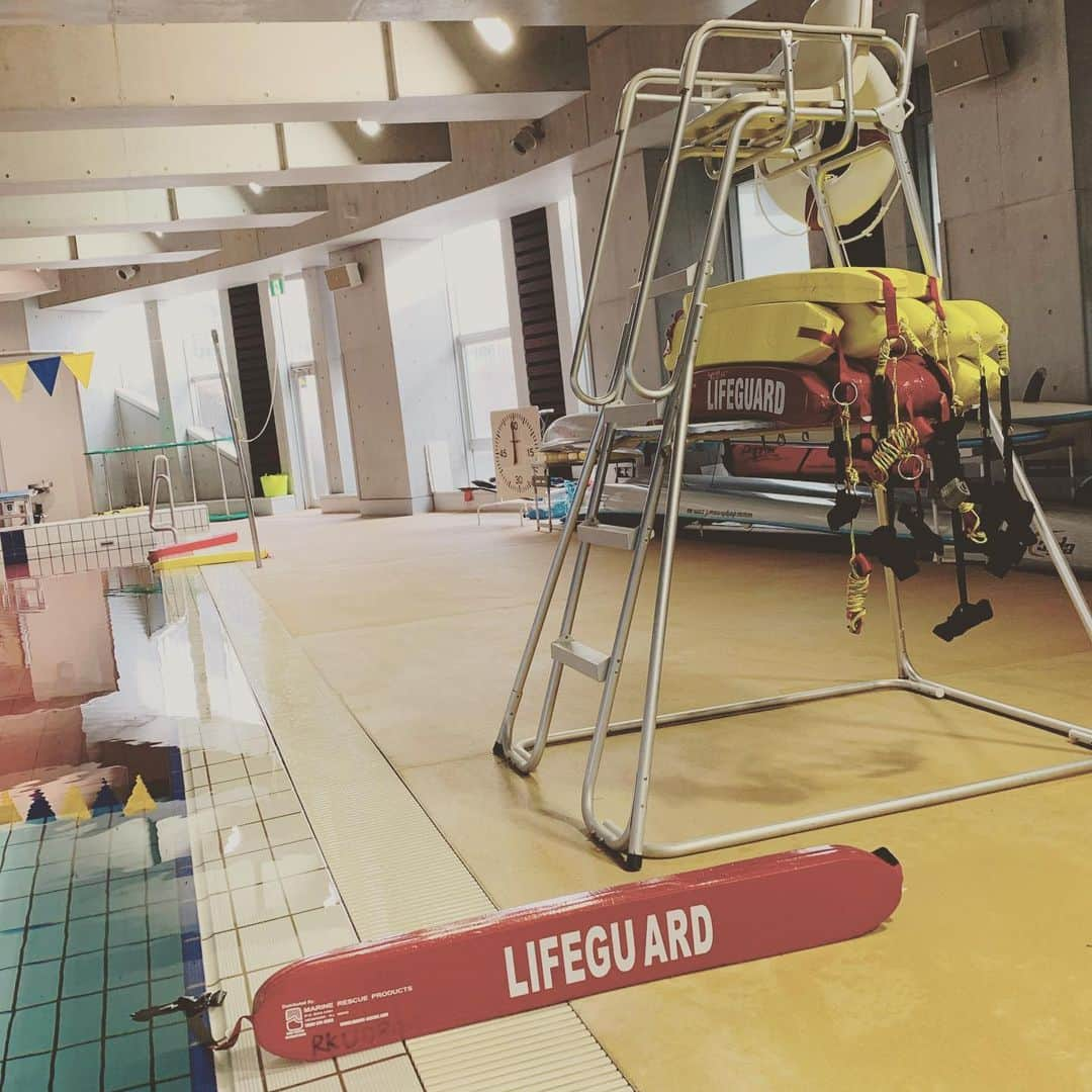 高松いくさんのインスタグラム写真 - (高松いくInstagram)「ライフセービング講習1日目🏊‍♀️ 今回は、 『プールライフガード』  BLS (一次救命処置) 【呼吸が止まり、心臓も動いていないと見られる人の救命へのチャンスを維持するため、特殊な器具や医薬品を用いずに行う救命処置であり、胸骨圧迫と人工呼吸からなる心肺蘇生法、AED使用等】 ↓ を経て 「ウォーターセーフティコース」 【水辺において自身を守ることのできる知恵や技能を伝えることが目的「危機回避能力」指導的な立場にある方での実践的なプログラムとしての展開、運用につながる水辺の安全基礎】 ↓ を経て 今回の →「プールライフガード」 【事故を未然に防ぐことを重点課題とした監視体制や方法論、救助法を習得。 プールにおける安全確保に資する資格】  濃厚な一日でした！！ 消防士として👩‍🚒ずっと活躍され 今では救急病院でお仕事をされる傍ら こうしてずっとライフセービングを お伝えし続ける大塚さんの テキストには載っていない 現場のお話や「おまけ」のお話が とてもとても心に残り考えさせられました  そして 今回の参加者私含め2名でして もう1人は既に大学生からライフセーバーで 今はプールで実際に勤務されている方 だったので、  人生と現場経験豊富なお二人の先生に じっくりとことん付き合って頂き 学ばせて頂きました‼️ なんてありがたい贅沢な環境‼️ 私の実技を2人の目線からアドバイスを頂き 沢山の意見やチャレンジがギュギュッと詰まって頭だけで 「なるほど〜」で終わらず まぐれに終わらせず 「出来た！」「わかった！」 というとこまで基本を 体で覚え込ませました。  しかし！ まだまだまだまだいくら学んだって 完璧なんてあり得ないし、 もちろんその瞬間に発揮出来なければ 意味が無く  もっと根本を言えば 救助する事になってはいけず 今回の土台となる 《事故を未然に防ぐ》 可能性を知る。 常にトレーニングし続けなければいけない。  久しぶりにガッツリ自分が プールに入り実技をする事で 文字だけでなく、身体で動き学び続ける事の 大切、必須である事を改めて身に染みました  久しぶりに 本気で泳いで本気で水の中で 普段と違う頭と体を動かし 物凄い体の疲れに充実感と疲労感で 最高の心と体の状態。  明日は2日目 また茨城県で頑張ってきます！　 明日はもっと水と仲良くなりたい！  明日で終わってしまうのが 寂しい😔💦 #ライフセービング  #プールライフガード  #資格取得 #講習 #プール　#学び #人命救助 #安全確保 #知識　#技術　#勇気　 #日本ライフセービング協会  #pool #supyoga #sup #海 #災害 同様　#命 #守りたい笑顔」2月22日 19時02分 - iku_takamatsu_trip_sup_yoga