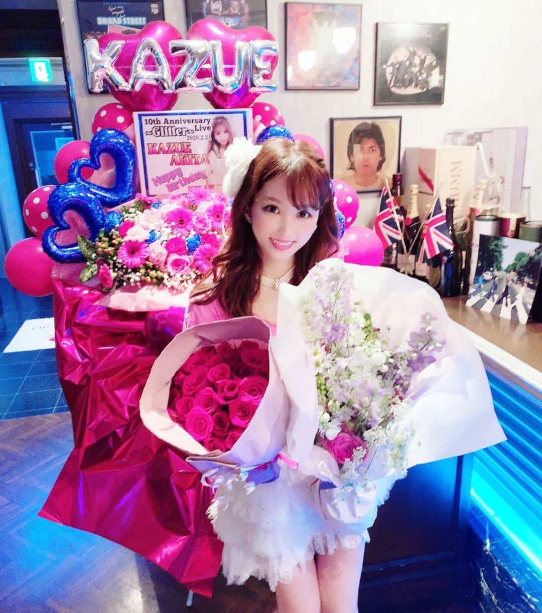 のインスタグラム：「KAZUE AKITA 10th Anniversary Live 〜Glitter〜 ありがとうございました💕💕💕 . . 沢山の方に見に来て頂けて、応援して下さって本当に嬉しかったです‼︎ 大好きなファンの皆さん、大好きなメンバーと宝物の様な最高な時間を過ごせて一生の思い出になりました🎤 幸せ💓 . . 皆のキラキラした笑顔と光景が焼き付いています✨ 夢心地でまだ余韻に浸っています💭 . . メンバー1人1人の言葉も嬉しかったなぁ😢💕グッときた。 美紗、春ちゃん、あかね、ゆみ ありがとう💕💕 信頼してる大切な仲間。 サプライズのsexyなプレゼントにはびっくりでしたが…‼︎笑 大事にするね❤︎ . . 重大発表は、 4th Single「Glitter」の配信リリース&和楽ユニット「令和華伝」の加入！ お知らせまだまだ続きます✨ .  お花、ケーキ、お手紙、プレゼントもありがとう🎂💐💌🎁 関係者の皆様、お友達もありがとうございました🌸 . ． 素敵な1日にしてくれてありがとう💕love. . . #生誕祭 #ライブ」