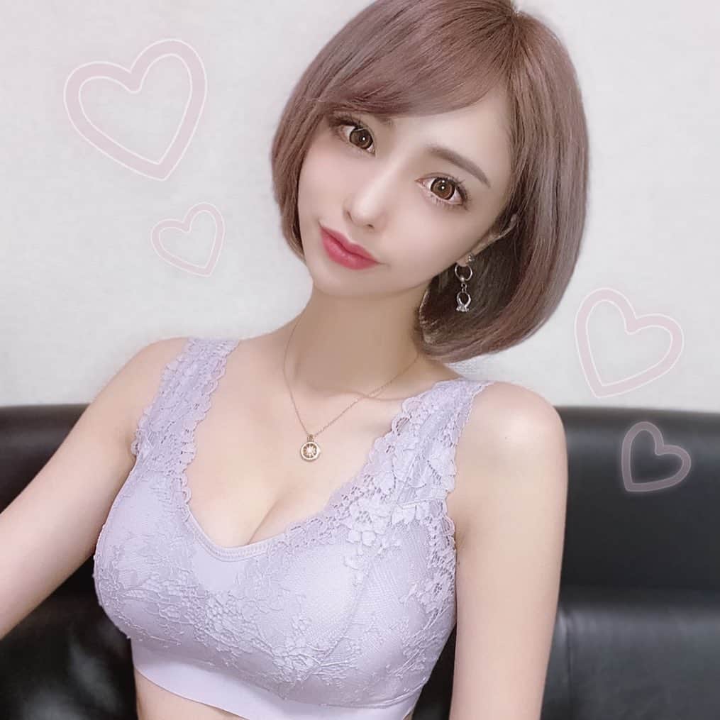 サキ吉さんのインスタグラム写真 - (サキ吉Instagram)「今日の下着はtu-hacciの 「重力に負けないナイトブラ」ホック付きナイトブラ&ショーツ✨ ． 今まで色んなナイトブラを試してきてるけど、 これはなんだか新しい着け心地😳🙌 背中側がシームレス生地で、贅肉の凹凸をフラットに整えてくれるの🥰 カップ裏はメッシュになってて蒸れないし、 フィット感も良くてストレスフリー💞 ． バストをしっかり包み込んでくれる設計と、 3段階ホックでしっかりバストをホールドして横流し防止してくれるよ🙌 ．  tu-hacciは他にも色々な種類の下着を取り扱ってるよん☺️💋 どれも可愛いからチェックしてみてね✨ ． @tu_hacci #tu_hacci #ツーハッチ #ルームウェア  #オトナ女子 #ルームウェア女子 #ナイトブラ生活 #pr」2月22日 19時11分 - sakikichi1201