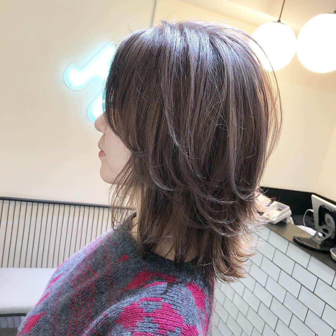 露木啓介さんのインスタグラム写真 - (露木啓介Instagram)「2.3枚目がBEFORE写真です！ 4センチくらい根元が伸びていて、毛先は1回ブリーチして退色してしまった状態です！ 根元がかなり伸びていたので根元からブリーチ^ ^ 時間差で毛先まで塗布して綺麗にベースを完成させた後ラベンダーベージュに可愛く仕上げました✌︎ カットは表面にしっかりレイヤーを入れて動きがでるようになっています😁 #salondemilk #salondemilk_mizonokuchi  #サロンドミルク　#透けカラー　#ファイバープレックス #schwarzkopf #シュワルツコフ  #アナライザー #美容室 #美容師 #スタイリスト募集  #溝の口 #渋谷 #田園都市線 #溝の口美容室 #溝の口美容師 #ヘアカラー　#クイックバレイヤージュ #ハイライト　#グラデーションカラー　 #バレイヤージュ #ブリーチ　#fiole #イルミナカラー #オージュア #aujua #hairstyle  #haircolor  #hair #fashion」2月22日 19時11分 - keisuke._.tsuyuki