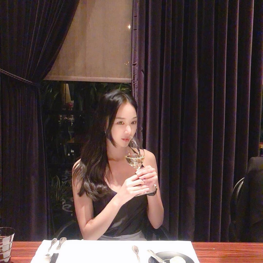 イユエリンのインスタグラム：「보고싶은 친구들.. 당신들 눈동자에 건배🥂」