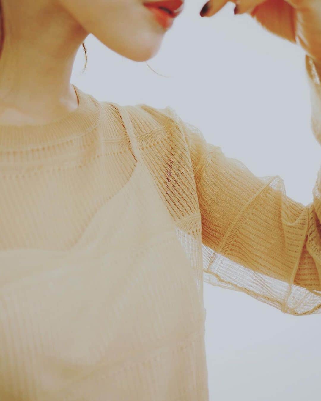 田中亜希子さんのインスタグラム写真 - (田中亜希子Instagram)「@lanvin_en_bleu_womens でステキなワンピースを発見。  私が着るとマキシ丈になってしまいますが、自分的には好きな丈で得した気分です＾＾ 下には同ブランドの薄手なニットパンツを合わせてドレス感をカジュアルダウン。デニムにも合いそうなベージュなのでデニム合わせもいいかも＾＾ 透け感があるのに上品な印象なのが気に入りました♡ ドレス着るほどじゃないけど華やかにしたい時におすすめです。春のお出かけ用に大切に着よう✌︎ 新しく生まれ変わったランバンオンブルーは今年で10周年を迎えたそう👏で、 2月22日(本日！)に渋谷ヒカリエ @shibuyahikarie_official 3階に新店舗がオープンしたそうですよ＾＾ バッグは @atelier_brugge の新作で3月初旬に入荷するそうです。(書籍でも大活躍)  #低身長#おちびコーデ #おちびの輪 #低身長コーデ #低身長ファッション #春コーデ#ワンピース#ドレス#小柄#小柄コーデ  #lanvinenblue  #ランバンオンブルー」2月22日 19時22分 - akiico