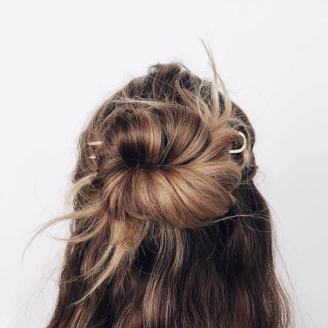 Kristin Essのインスタグラム：「Can you guess which French Pin color is the best selling color so far? Rose Gold, Gold, or Matte Black. I’ll update this w the answer later today.  ANSWER UPDATE:  𝐌 𝐀 𝐓 𝐓 𝐄 🖤 𝐁 𝐋 𝐀 𝐂 𝐊」
