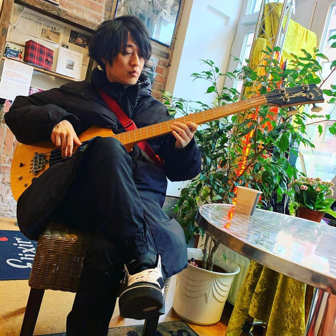 白井眞輝さんのインスタグラム写真 - (白井眞輝Instagram)「I bought new bass named RD in Frankfurt. This store staff was so nice, thank you! フランクフルトでベース買っちゃいました。RDってやつです。店員さん超親切でした、ありがとうございました！  #creammusicfrankfurt  #RDbass」2月22日 19時32分 - masakishirai_alexandros