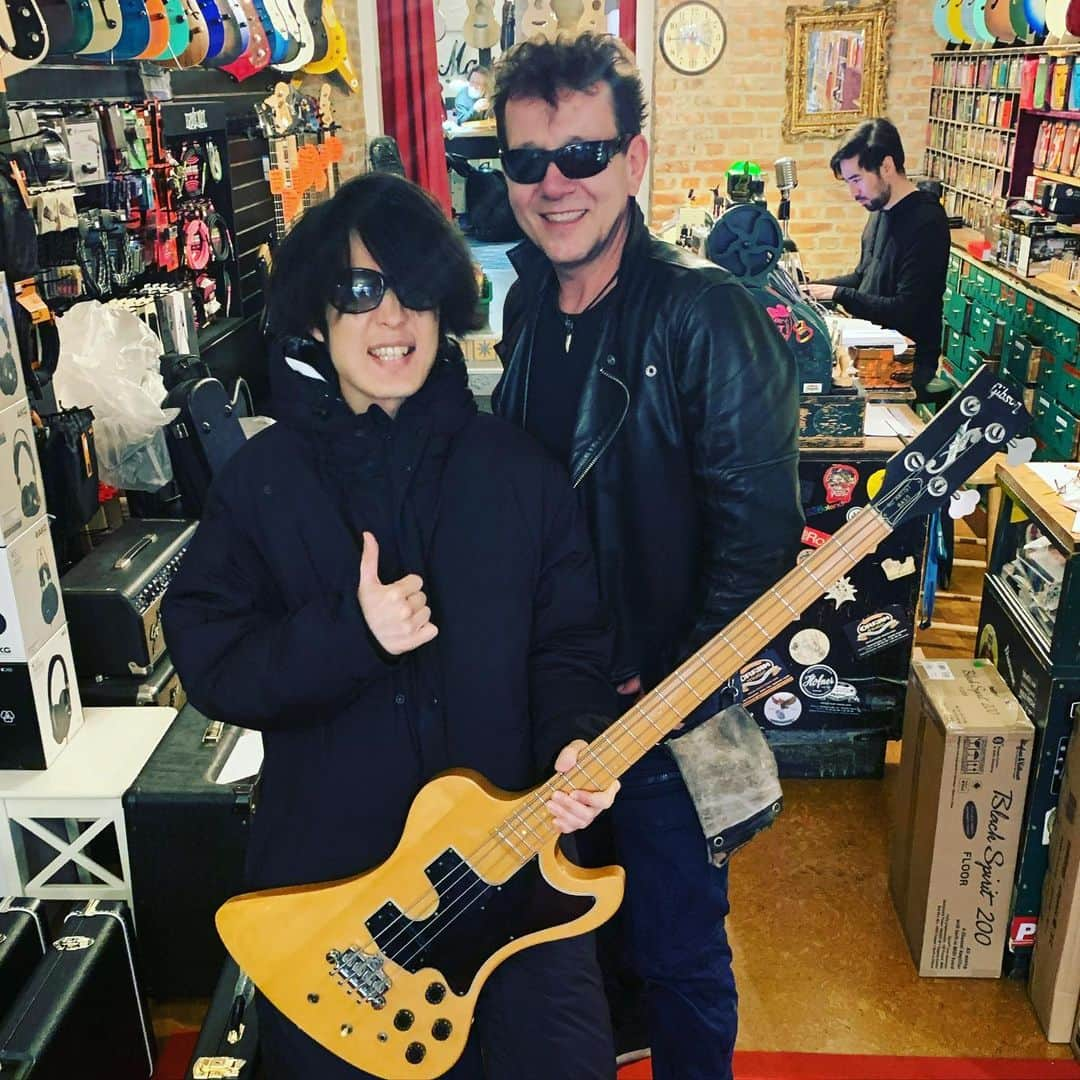 白井眞輝さんのインスタグラム写真 - (白井眞輝Instagram)「I bought new bass named RD in Frankfurt. This store staff was so nice, thank you! フランクフルトでベース買っちゃいました。RDってやつです。店員さん超親切でした、ありがとうございました！  #creammusicfrankfurt  #RDbass」2月22日 19時32分 - masakishirai_alexandros