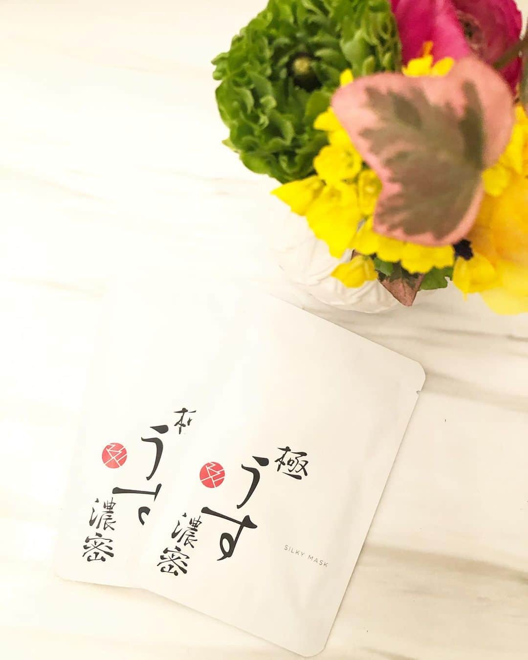 KAORI.OMURA 大村香織さんのインスタグラム写真 - (KAORI.OMURA 大村香織Instagram)「今日は強風🌪でしたね💦 ・ 最近、お風呂上がりは専らシートマスク✨ お肌の綺麗な方が毎日シートマスクをしていると言っていたので真似っこ♡笑 ・ 沢山お家にあるから日替わりで使ってますが、最近はこちらを使っています✨ ・ 『極うす濃密』 @gokuusu.jp ・ 密着〜？？？と思いながら使いましたが、密着なのが凄くわかる‼️ お肌にピタッと張り付きます！ ・ 薄めなので、普段シートマスクは15分で外していますが、これは10分で外すようにしています。 ※お部屋も乾燥気味だから、シートが乾いてしまうと逆にお肌の水分を取られてしまうので⚠️ ・ シートマスクは一手間ですが、お肌がシットリするので、やはり良き✨ ・ いつもは、マスク姿で現れると姫ちゃんは、何だか警戒してるみたいだけどこれは薄いし密着していて、顔がわりかし解るようで、普通に接してくれました。笑 ・ #シートマスク#美容#極うす #極うす濃密#極うす濃密マスク#潤い#美容好き#お風呂上がりに #アラフォー#アラフォー美容#素肌#スキンケア #スキンケアマニア #スキンケア用品 #桜#🌸#ヨーキー#わんこ#愛犬との暮らし#フリーランス#起業女子 #綺麗になりたい」2月22日 19時29分 - kaori.omura