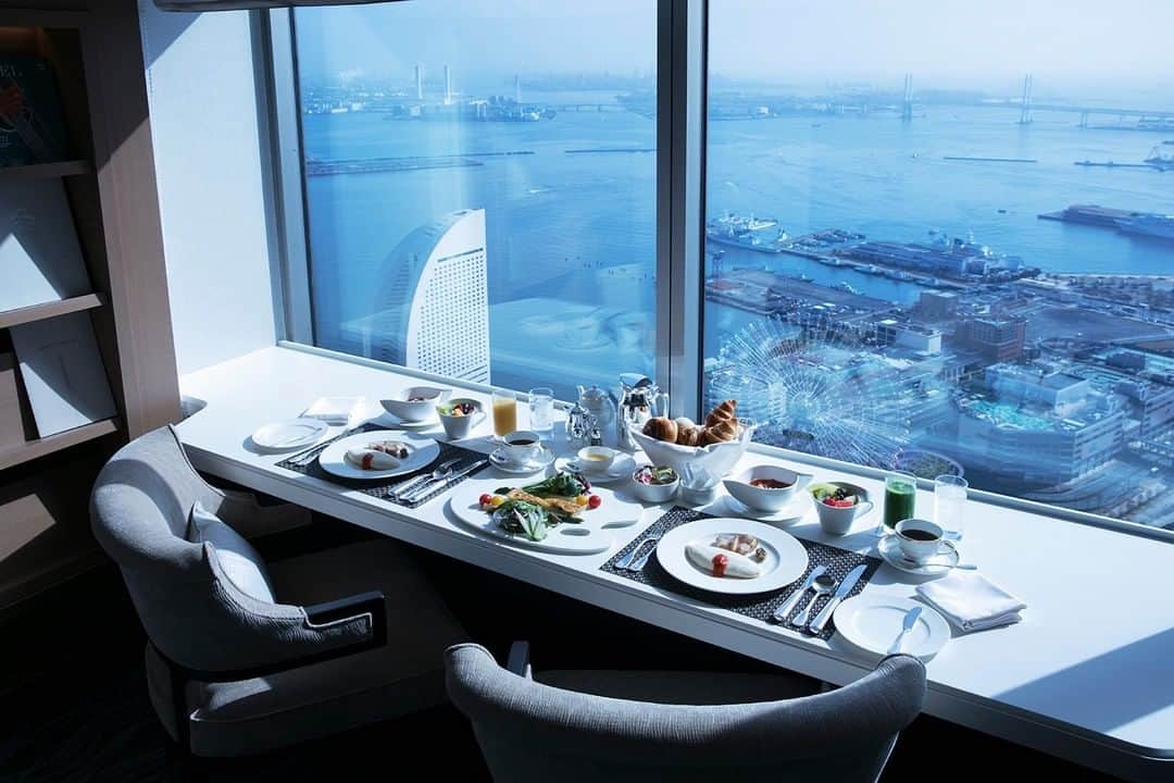 のインスタグラム：「📍横浜ロイヤルパークホテル . 刻々と表情を変える空を間近に感じられるスカイリゾート。 窓の外はすぐ、空。 眼下に広がる首都圏のパノラマ風景が、 旅の心地よい疲れを包み癒やします。 . #横浜ロイヤルパークホテル #神奈川県 #kanagawa #ホテル #横浜 #yokohama #みなとみらい #ランドマークタワー #unknownjapan #japantravel #ig_japan #instatravelgram #instatravelling #japanesehotels #traveljapan #japantravelphoto」