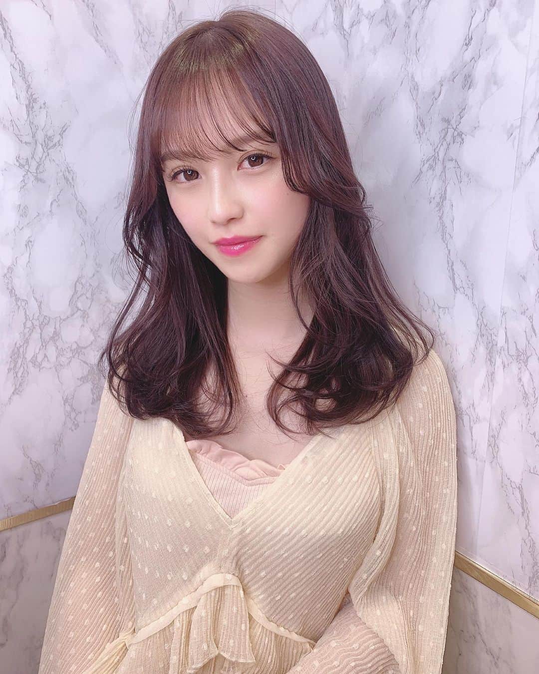のインスタグラム：「. newhair🩰🤍 . @yui__masaki ちゃんありがとう♡♡ 今回の色好評でうれしい🌸💕💕 . . . #ニューヘアー #ヘアカラー  #マロングレージュ #グレージュ #美容院 #銀座 #表参道 #銀座美容院  #SHIMA #透明感 #透明感カラー」