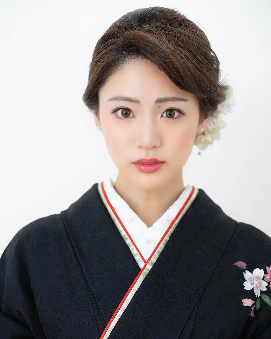 志田友美（ゆうみん）のインスタグラム：「そこに愛はあるんか？つって。 . 女将、演歌歌手、姉御、極妻と言われますが 正解は何にでもありません。w . #👘 #和服 #着物 #japanesegirl #否めない証明写真感 #遺影にはまだ早いよ #演歌デビューのポスターちゃいます」