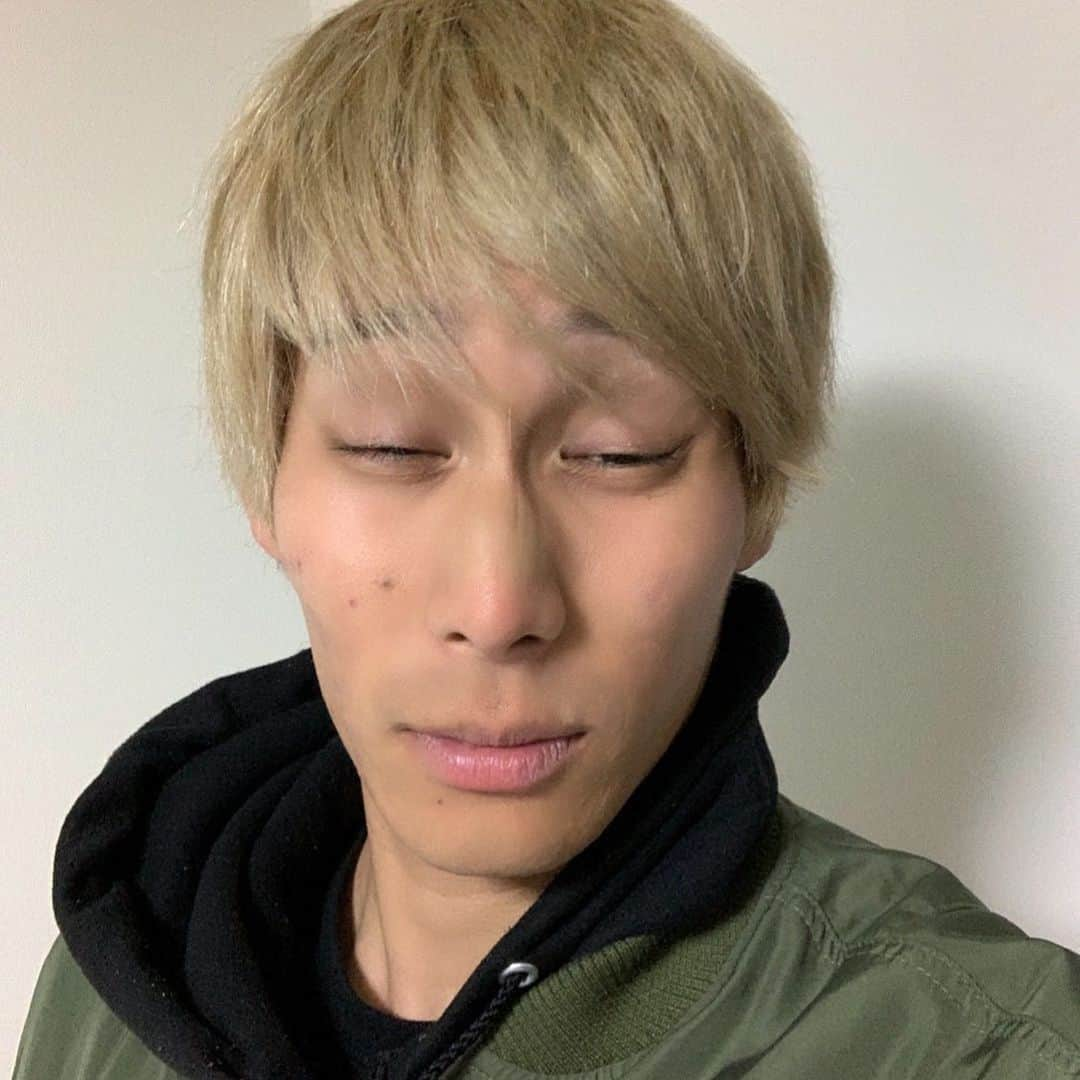 イッシーさんのインスタグラム写真 - (イッシーInstagram)「●ミカンくん変顔五十音「か」 「かゆい目を擦らず我慢してる時の顔(花粉症)」 #花粉症 #デビュー #似顔絵描きやすそう #変顔 #五十音 #ニヤけて頂ければいいんです」2月22日 19時34分 - mikankun141