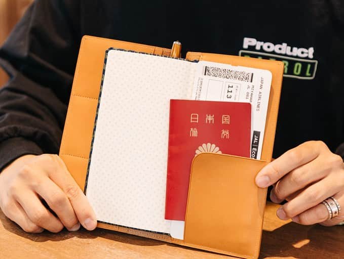 B JIRUSHI YOSHIDAさんのインスタグラム写真 - (B JIRUSHI YOSHIDAInstagram)「【Recommend item】 〈ほぼ日×PORTER×B印 ヨシダ〉 “PASSPORT COVER” weeks手帳カバー ・ 2020年版のweeks専用の「パスポートカバー」は、大小さまざまなポケットにパスポートや航空券、カード類をまとめてしまっておくことができる、牛の一枚革を贅沢に使用した上質なカバーです。 ・ 「ヌメ」は、染色を施していないことで革本来の魅力をもっとも味わえるカバー。 「キャメル」は、落ち着きのある色のカバー。 「ブラック」は、シックなイメージで最初はあまり光沢のないマットな黒のカバー。 3色とも毎日使っているうちに艶が生まれ、色に深みが出てくるエイジングもたのしめます。 ・ シンプルであるからこそ革の風合いが味わい深く、飽きの来ないデザイン。使っていくうちにやわらかく育っていき、持つ人に馴染んでいく手帳カバーです。 ・ 新生活や新学期に向けて手帳カバーの新調はいかがでしょうか。 ・ COLOR:BLACK,CAMEL,NATURAL ¥18,000+TAX ・ This leather cover for the Weeks was designed in collaboration with B JIRUSHI YOSHIDA.  The pockets come in a range of sizes to fit passports, plane tickets, cards, and more. The 2020-edition Passport Cover is created in a very distinctive way, using a single piece of cow leather. This simple look and timeless design is what brings out the qualities of the leather, which softens over time and familiarizes itself with its user’s hands.  #bjirushiyoshida #B印YOSHIDA #代官山 #daikanyama #TOKYO #BEAMS #ビームス #yoshidakaban #吉田カバン #ポーター  #porter #비지루시요시다 #도쿄 #다이칸야마 #빔스 #빔즈 #포터 #데일리룩 #백팩 #B印YOSHIDAlineup #ほぼ日 #ほぼ日手帳 #hobonichi #hobonichiweeks #ほぼ日手帳2020」2月22日 19時38分 - bjirushiyoshida