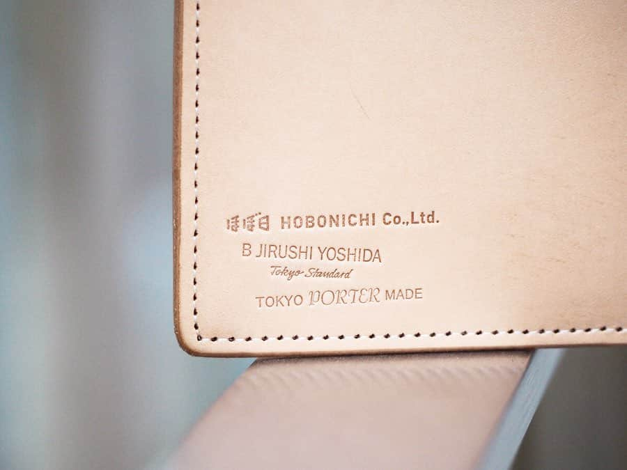 B JIRUSHI YOSHIDAさんのインスタグラム写真 - (B JIRUSHI YOSHIDAInstagram)「【Recommend item】 〈ほぼ日×PORTER×B印 ヨシダ〉 “PASSPORT COVER” weeks手帳カバー ・ 2020年版のweeks専用の「パスポートカバー」は、大小さまざまなポケットにパスポートや航空券、カード類をまとめてしまっておくことができる、牛の一枚革を贅沢に使用した上質なカバーです。 ・ 「ヌメ」は、染色を施していないことで革本来の魅力をもっとも味わえるカバー。 「キャメル」は、落ち着きのある色のカバー。 「ブラック」は、シックなイメージで最初はあまり光沢のないマットな黒のカバー。 3色とも毎日使っているうちに艶が生まれ、色に深みが出てくるエイジングもたのしめます。 ・ シンプルであるからこそ革の風合いが味わい深く、飽きの来ないデザイン。使っていくうちにやわらかく育っていき、持つ人に馴染んでいく手帳カバーです。 ・ 新生活や新学期に向けて手帳カバーの新調はいかがでしょうか。 ・ COLOR:BLACK,CAMEL,NATURAL ¥18,000+TAX ・ This leather cover for the Weeks was designed in collaboration with B JIRUSHI YOSHIDA.  The pockets come in a range of sizes to fit passports, plane tickets, cards, and more. The 2020-edition Passport Cover is created in a very distinctive way, using a single piece of cow leather. This simple look and timeless design is what brings out the qualities of the leather, which softens over time and familiarizes itself with its user’s hands.  #bjirushiyoshida #B印YOSHIDA #代官山 #daikanyama #TOKYO #BEAMS #ビームス #yoshidakaban #吉田カバン #ポーター  #porter #비지루시요시다 #도쿄 #다이칸야마 #빔스 #빔즈 #포터 #데일리룩 #백팩 #B印YOSHIDAlineup #ほぼ日 #ほぼ日手帳 #hobonichi #hobonichiweeks #ほぼ日手帳2020」2月22日 19時38分 - bjirushiyoshida