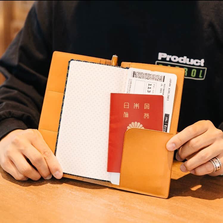 B JIRUSHI YOSHIDAさんのインスタグラム写真 - (B JIRUSHI YOSHIDAInstagram)「【Recommend item】 〈ほぼ日×PORTER×B印 ヨシダ〉 “PASSPORT COVER” weeks手帳カバー ・ 2020年版のweeks専用の「パスポートカバー」は、大小さまざまなポケットにパスポートや航空券、カード類をまとめてしまっておくことができる、牛の一枚革を贅沢に使用した上質なカバーです。 ・ 「ヌメ」は、染色を施していないことで革本来の魅力をもっとも味わえるカバー。 「キャメル」は、落ち着きのある色のカバー。 「ブラック」は、シックなイメージで最初はあまり光沢のないマットな黒のカバー。 3色とも毎日使っているうちに艶が生まれ、色に深みが出てくるエイジングもたのしめます。 ・ シンプルであるからこそ革の風合いが味わい深く、飽きの来ないデザイン。使っていくうちにやわらかく育っていき、持つ人に馴染んでいく手帳カバーです。 ・ 新生活や新学期に向けて手帳カバーの新調はいかがでしょうか。 ・ COLOR:BLACK,CAMEL,NATURAL ¥18,000+TAX ・ This leather cover for the Weeks was designed in collaboration with B JIRUSHI YOSHIDA.  The pockets come in a range of sizes to fit passports, plane tickets, cards, and more. The 2020-edition Passport Cover is created in a very distinctive way, using a single piece of cow leather. This simple look and timeless design is what brings out the qualities of the leather, which softens over time and familiarizes itself with its user’s hands.  #bjirushiyoshida #B印YOSHIDA #代官山 #daikanyama #TOKYO #BEAMS #ビームス #yoshidakaban #吉田カバン #ポーター  #porter #비지루시요시다 #도쿄 #다이칸야마 #빔스 #빔즈 #포터 #데일리룩 #백팩 #B印YOSHIDAlineup #ほぼ日 #ほぼ日手帳 #hobonichi #hobonichiweeks #ほぼ日手帳2020」2月22日 19時39分 - bjirushiyoshida