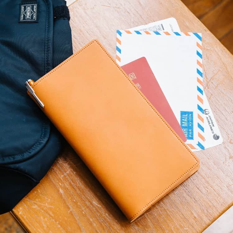 B JIRUSHI YOSHIDAさんのインスタグラム写真 - (B JIRUSHI YOSHIDAInstagram)「【Recommend item】 〈ほぼ日×PORTER×B印 ヨシダ〉 “PASSPORT COVER” weeks手帳カバー ・ 2020年版のweeks専用の「パスポートカバー」は、大小さまざまなポケットにパスポートや航空券、カード類をまとめてしまっておくことができる、牛の一枚革を贅沢に使用した上質なカバーです。 ・ 「ヌメ」は、染色を施していないことで革本来の魅力をもっとも味わえるカバー。 「キャメル」は、落ち着きのある色のカバー。 「ブラック」は、シックなイメージで最初はあまり光沢のないマットな黒のカバー。 3色とも毎日使っているうちに艶が生まれ、色に深みが出てくるエイジングもたのしめます。 ・ シンプルであるからこそ革の風合いが味わい深く、飽きの来ないデザイン。使っていくうちにやわらかく育っていき、持つ人に馴染んでいく手帳カバーです。 ・ 新生活や新学期に向けて手帳カバーの新調はいかがでしょうか。 ・ COLOR:BLACK,CAMEL,NATURAL ¥18,000+TAX ・ This leather cover for the Weeks was designed in collaboration with B JIRUSHI YOSHIDA.  The pockets come in a range of sizes to fit passports, plane tickets, cards, and more. The 2020-edition Passport Cover is created in a very distinctive way, using a single piece of cow leather. This simple look and timeless design is what brings out the qualities of the leather, which softens over time and familiarizes itself with its user’s hands.  #bjirushiyoshida #B印YOSHIDA #代官山 #daikanyama #TOKYO #BEAMS #ビームス #yoshidakaban #吉田カバン #ポーター  #porter #비지루시요시다 #도쿄 #다이칸야마 #빔스 #빔즈 #포터 #데일리룩 #백팩 #B印YOSHIDAlineup #ほぼ日 #ほぼ日手帳 #hobonichi #hobonichiweeks #ほぼ日手帳2020」2月22日 19時39分 - bjirushiyoshida