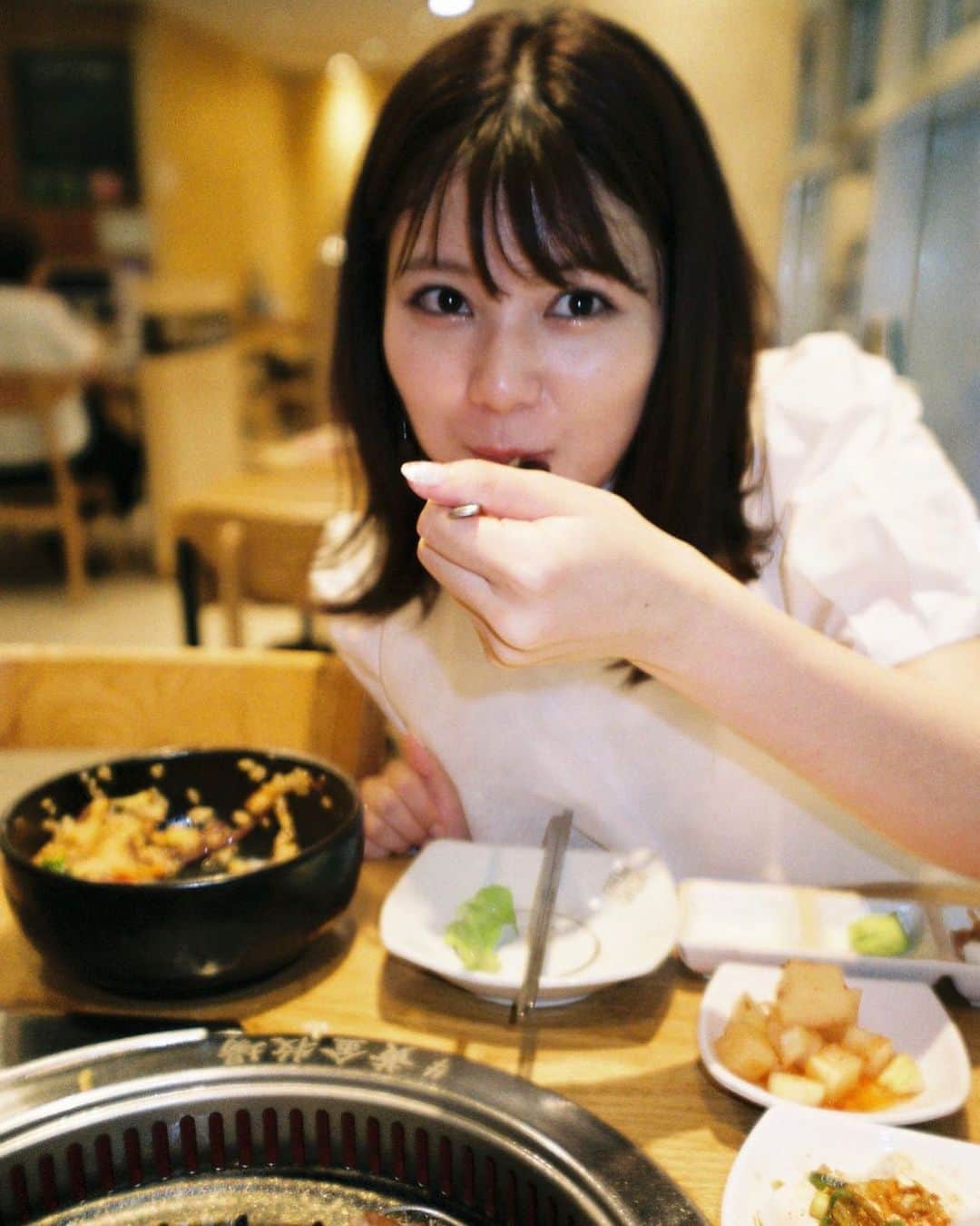 高橋胡桃のインスタグラム：「.#🌼  旅行中のわたし  左のお皿はビビンバを混ぜた為に お米がお皿の中で散らばっているだけで 汚く見えるけど本当は綺麗です。笑  米粒1つ残さず全部胃袋行きさせて頂きました  ご馳走様でしたっ  #韓国料理#韓国旅行 #高橋胡桃」