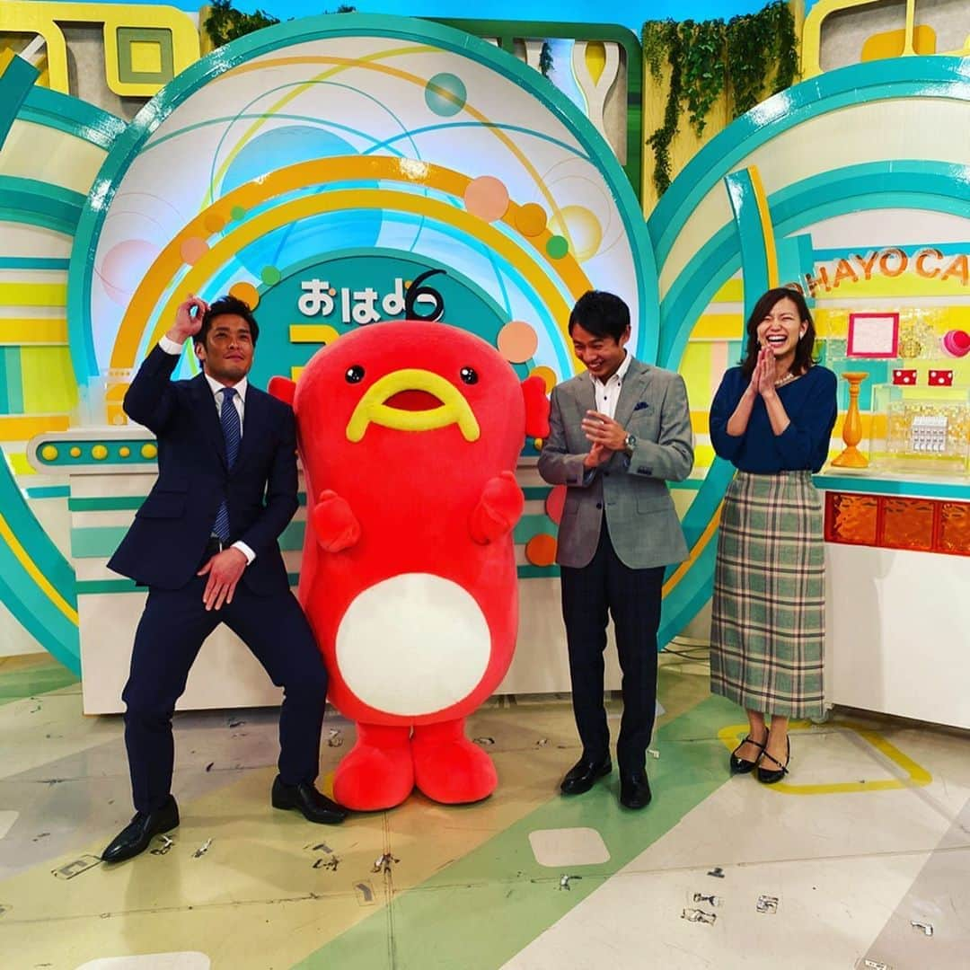 播戸竜二さんのインスタグラム写真 - (播戸竜二Instagram)「『おはようコールABC📺』 ・ ABC朝日放送のおはようコールに加地が出演したので、見学に行ってきました！ ・ 関西の番組らしく、阪神タイガースの話題が多かったけど、加地が取材したキックオフカンファレンスの映像も流れて、こうやって少しずつサッカーをいろいろな人に観てもらう事が、1播大事だと改めて思いました！ ・ キングカジが関西を盛り上げる事間違いなし⚽️ ・ 朝5:00からの生放送を現場で見たのは初めてやったけど、いろいろな人のチームワークで成り立っていると感じました！ ・ サッカー発展の為に、引退した俺らがやれる事は必ずあると思います！ ・ 日々邁進します！ ・ ・ #おはようコールABC #キングカジ #カジダンス #横山太一 アナウンサー #斎藤真美 アナウンサー #エビシー」2月22日 19時51分 - ryuji_bando