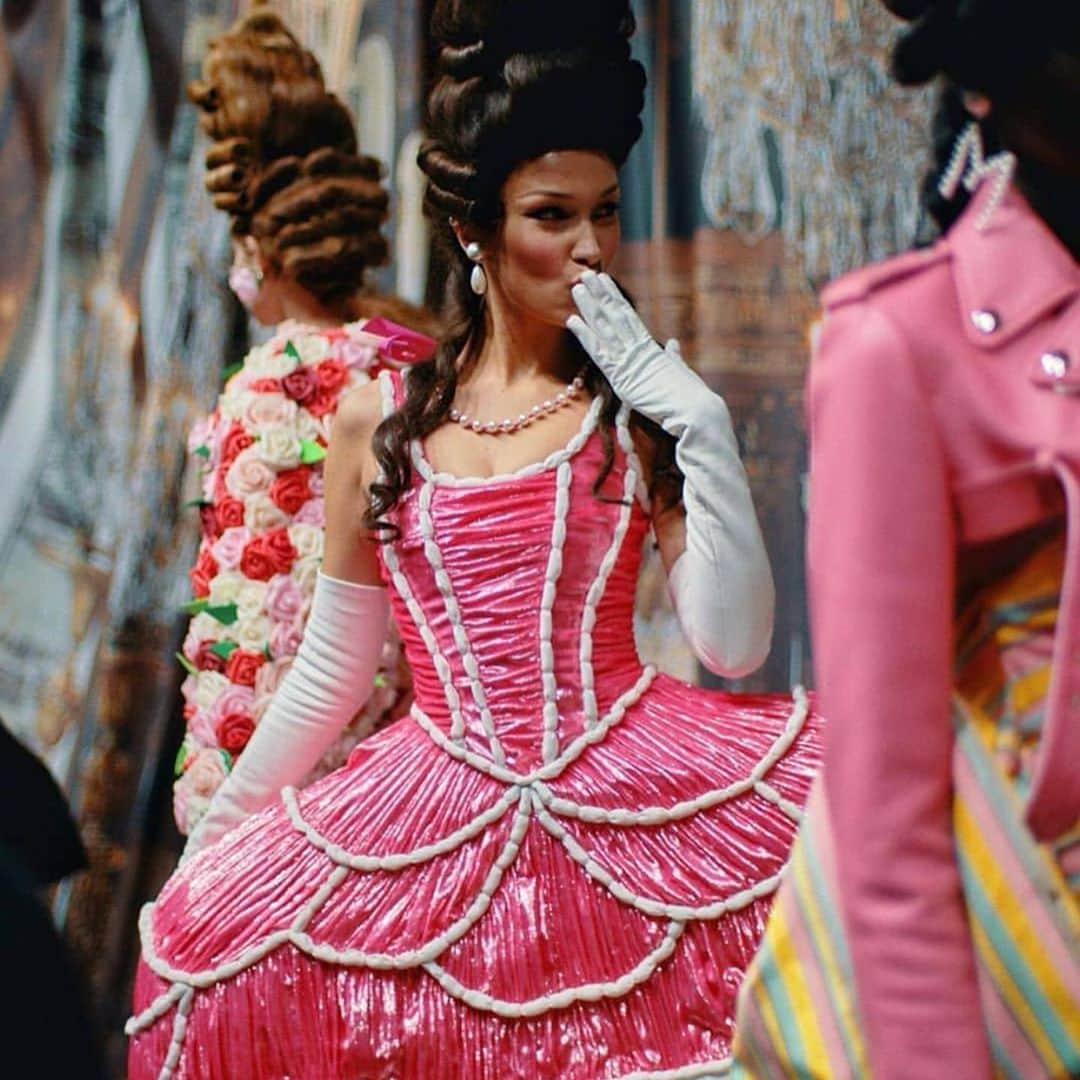 ベラ・ハディッドさんのインスタグラム写真 - (ベラ・ハディッドInstagram)「Moschino ! 🎀🎀🎀with my favorite floral arrangement of all time . So much fun thank you @itsjeremyscott I love you icon @carlynecerfdedudzeele 🎀🎀🎀 @moschino @pg_dmcasting @samuel_ellis」2月22日 19時59分 - bellahadid