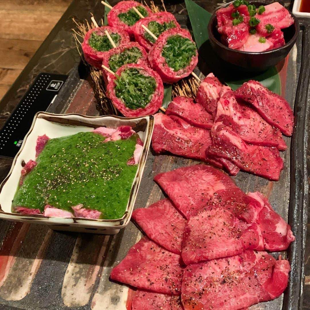 紀伊さつきのインスタグラム：「先日のおはなし。 お世話になっている皆様に、おいしいお肉を食べて乾杯しに連れて行っていただきました😊 健康診断も終わったので、遠慮なく乾杯できます🙌 ずっとゆっくり話したかった皆さんとわいわい話せて、ワインとビールと日本酒で乾杯し、とてもとても楽しかったのでした😊 ごちそうさまでしたー！！ ・ #焼肉 #弘 #乾杯」