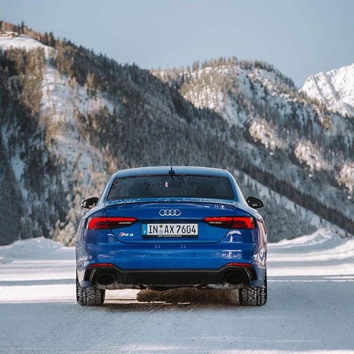 のインスタグラム：「スキー、スノーボード、そしてドライビング。Audi RS 5 Coupéとなら、「ウィンタースポーツ」の選択肢がひとつ増えます。  #Audi #RS5 #Coupe #AudiRS5 #アウディRS5 #Audijapan #アウディ #carwithoutlimits #carsofinstagram #Audiworld #Audigenic #車好きな人と繋がりたい #WinterSports #ウィンタースポーツ #quattro」