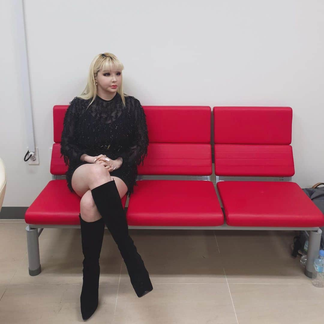 パク・ボムのインスタグラム：「멍때리는중~💋🤪#2ne1 @dnation_official #dnation #디네이션 #박봄 #parkbom #bompark #ぼム #朴春‎#بارك_بوم #플레이어2」