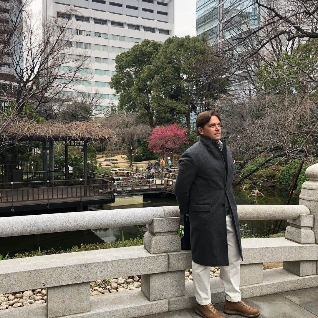 のインスタグラム：「.com 🇺🇸: Japan is fully of contrast between old and new building. I love this because they never forget the past but always have open mind for the future. - - - 🇮🇹: il Giappone e pieno di contrasti tra i vecchi edifici tradizionali ed i nuovi. Mi piace molto questo, perché loro non dimenticano il passato ma allo stesso tempo mantengono la mente aperta al futuro. - @mariomuscariello_brand @capri_shirt @masahiro_sasa」
