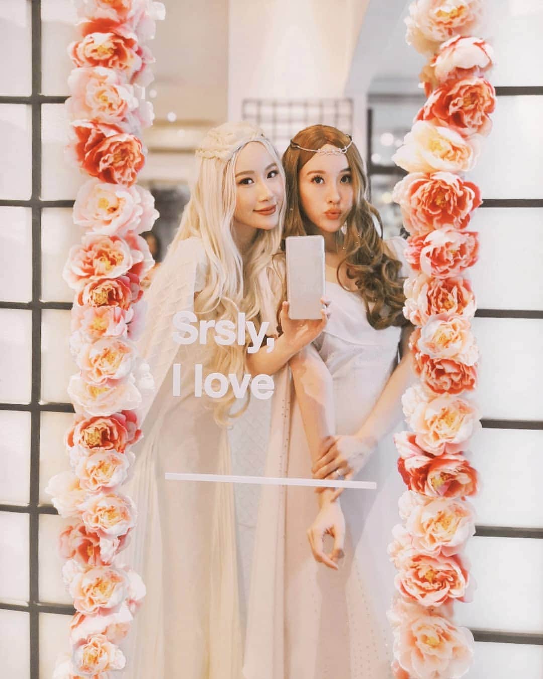 エリッサ・ヤマダのインスタグラム：「Through thick and thin, through wigs and costumes 👭🏻💞 @jessyamada #sisters #nottwins #iwishwewere #GOTxLOTR #KhELeesi」