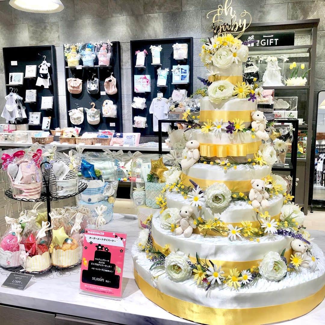 blossom39_officialのインスタグラム：「. HINKA RINKA銀座店では まるでウェディングケーキのような ビッグダイパーケーキを展示しております！ 先日春仕様にリニューアルいたしました🌼 . ダイパーケーキとは おむつを土台にしたケーキ型のベビーギフトです🎀 . 出産祝いに差し上げたり、 ベビーシャワーの際にお部屋に飾っても とても華やかになります✨ . もちろんお持ち帰りできるサイズのものを たくさん店頭でご用意しておりますので 出産祝いをお探しの方は是非いらしてみてください！ . blossom39 HINKA RINKA銀座店 〈東急プラザ銀座5階 HINKA RINKA3rd〉 . #blossom39 #ブロッサム39 #ダイパー ケーキ #おむつケーキ #出産祝い #ベビーギフト #ベビーシャワー #赤ちゃんのいる生活」