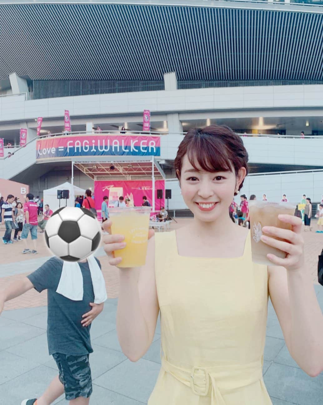 信長ゆかりさんのインスタグラム写真 - (信長ゆかりInstagram)「. いよいよ開幕戦ですね⚽️✨🔥 地元岡山にプロサッカーチームがあることに 感謝です💪🔥 とはいえ、心配な事もいろいろありますので 体調など万全にして臨みたいものです☹️ #開幕戦 #わくわく #どきどき #これは夏のファジ #少年よサッカーボールごめんなさい #顔出しNGかもしれないからと #念のためです😢 周りのファジサポさん達も皆さん優しいですし、女の子同士でも観戦は楽しいので まだ行った事がないという方も ぜひスタジアムに来てみてくださいね⚽️ #ファジフーズおいしいよ😎 #お酒もあるよ（小声） #ファジ#ファジアーノ岡山」2月22日 20時17分 - 03yu_kari30