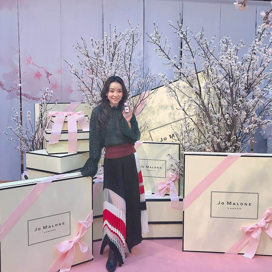 佐々木あさひのインスタグラム：「ジョーマローンの日本限定コロン"SAKURA CHERRY BLOSSOM"の発売記念イベントへ🌸 桜好きとしては、それはそれは楽しみにしていたもの🥺💕パッケージも春っぽピンクで可愛い🌸 . “ローズやミモザの香りのレイヤーにベルガモットやマンダリンのフレッシュさをアクセントにする事で桜の香りに命を吹き込みました。 その結果、ベースのムスクやウッディノートが際立つ、パウダリーな香りに。” . 青空と軽やかな服が似合う爽やかで柔らかい香りで、この香りをまとっていたら優しい人間になれそう。桜の儚さも表現されてて感動しちゃう。 . 日本限定商品は今回が初めてだそうで、発売店舗もかなり限られてるようなので気になる方は是非お早めに！！30mlがあるのも嬉しい✨✨✨ . #ジョーマローンロンドン #jomalonelondon #jomalone #サクラチェリーブロッサム」