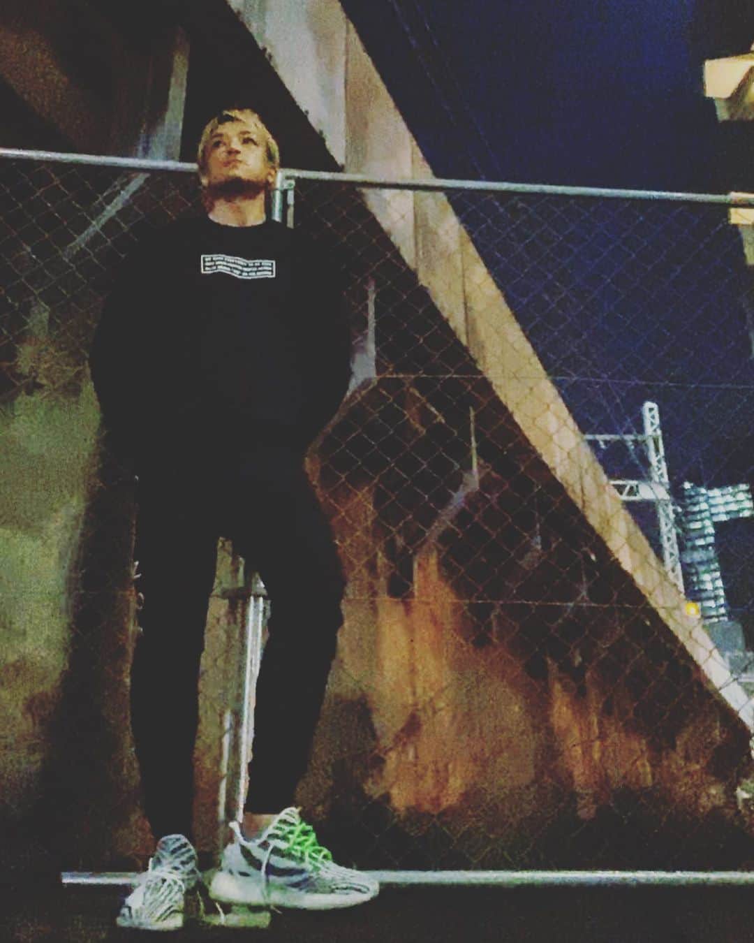 SHU-YAのインスタグラム：「最近お気に入り。 . 裏地がベロアで気持ち良い。 . 👕@ground_n_ace #groundnace #ground_n_ace #グランダンエース #ファッション #ファッション好き #fashion #コーデ #ストリートファッション #ファッション #ベロア #ブラックコーデ #スタイル」