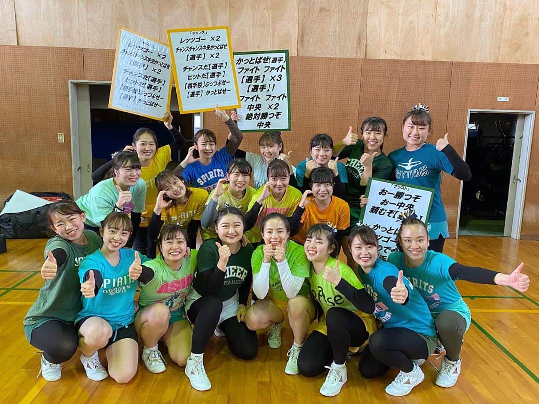 中央大学応援団チアリーディング部SPIRITSのインスタグラム：「. 合宿3日目が終了しました🌸 今日は緑、黄色、オレンジコーデで揃えました💚💛🧡 . 午前中に合宿最後の野球応援を想定した練習をしました⚾️💓 3日間で一番良い練習ができたのではないかと思います🥳 . 午後は明日行われる総仕上げの練習をしました！ 総仕上げがより良いものになるように、ラスト明日の練習頑張ります🔥🧡 .  #合宿 #春合宿 #応援団 #中央大学応援団 #チアリーディング #cheer #cheerleading #春から中大 #春から中央 #中央大学 #中大 #青春」