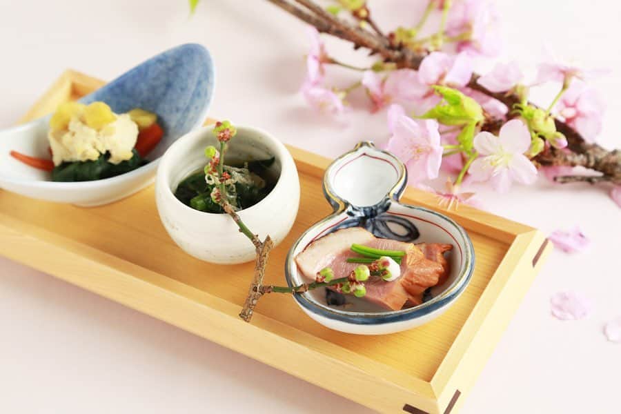 八芳園さんのインスタグラム写真 - (八芳園Instagram)「. . カウンターや個室から 季節ごとのお庭の景色を愉しめる 日本食レストラン「Enjyu」。 3月19日(木)までの期間限定で ランチとディナーともに 【河津桜会席】をお届けしております。  今が見頃の河津桜と、  旬の素材を活かした 料理長こだわりの料理で、  季節を感じるひとときを ぜひ、お愉しみください。  https://www.happo-en.com/restaurant/enjyu/ . .  #🌸 #八芳園  #河津桜 #夜桜 #ライトアップ #季節 #四季 #日本庭園 #庭園 #庭園散策 #桜 #日本料理 #槐樹 #和食 #東京散歩 #白金台 #懐石 #東京観光 #桜　#河津桜　#春　#ランチ　#ディナー #happoen #garden #japanesgarden #japan #tokyo #shirokanedai #cherryblossom #tokyotrip #japantravel」2月22日 20時15分 - happoen