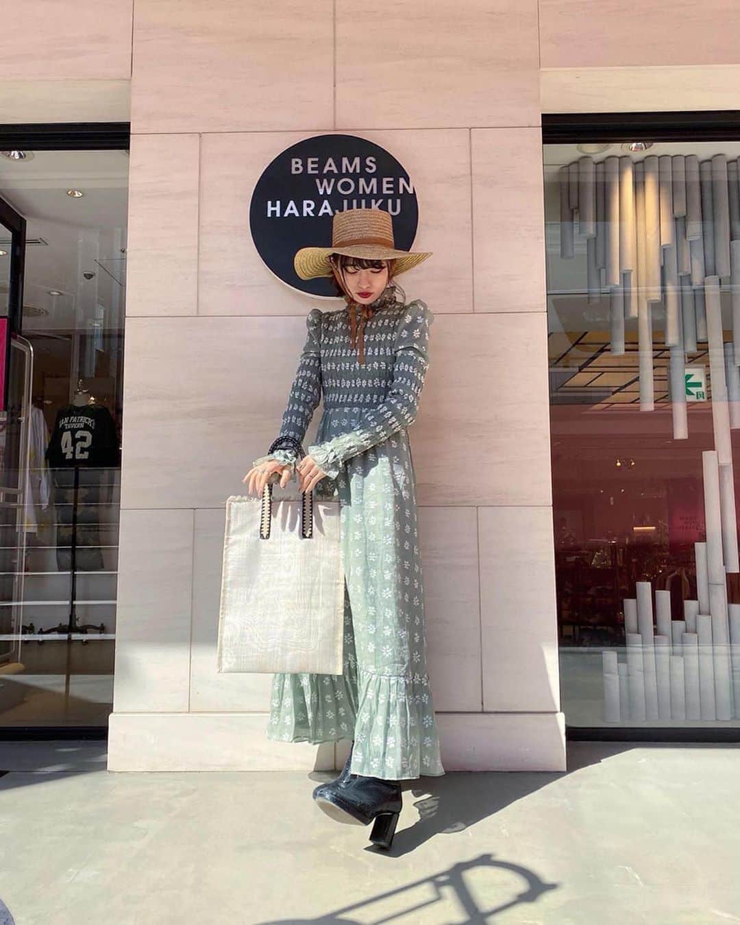 菅野梓のインスタグラム：「. この格好でヒマワリ見に行きたい🌻 . #咲く頃には暑い #dreamsisterjane #kannofuku」