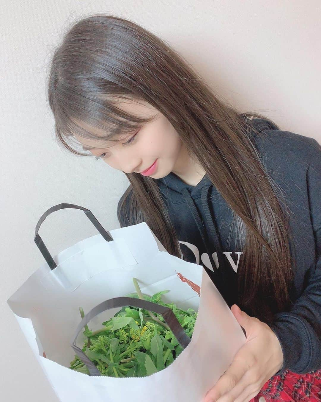 牧野真莉愛さんのインスタグラム写真 - (牧野真莉愛Instagram)「♡ ♡ 💛菜の花💛 大家さんが届けてくれました︎💕︎ 「堤防にたくさんなってるのよ。今日とってきたから」 ・ まりあのばあちゃんも、菜の花のごちそう作ってくれてました︎💗 ♡ ♡  #菜の花 💛 #モーニング娘20 #morningmusume20 #牧野真莉愛」2月22日 20時33分 - maria_makino.official