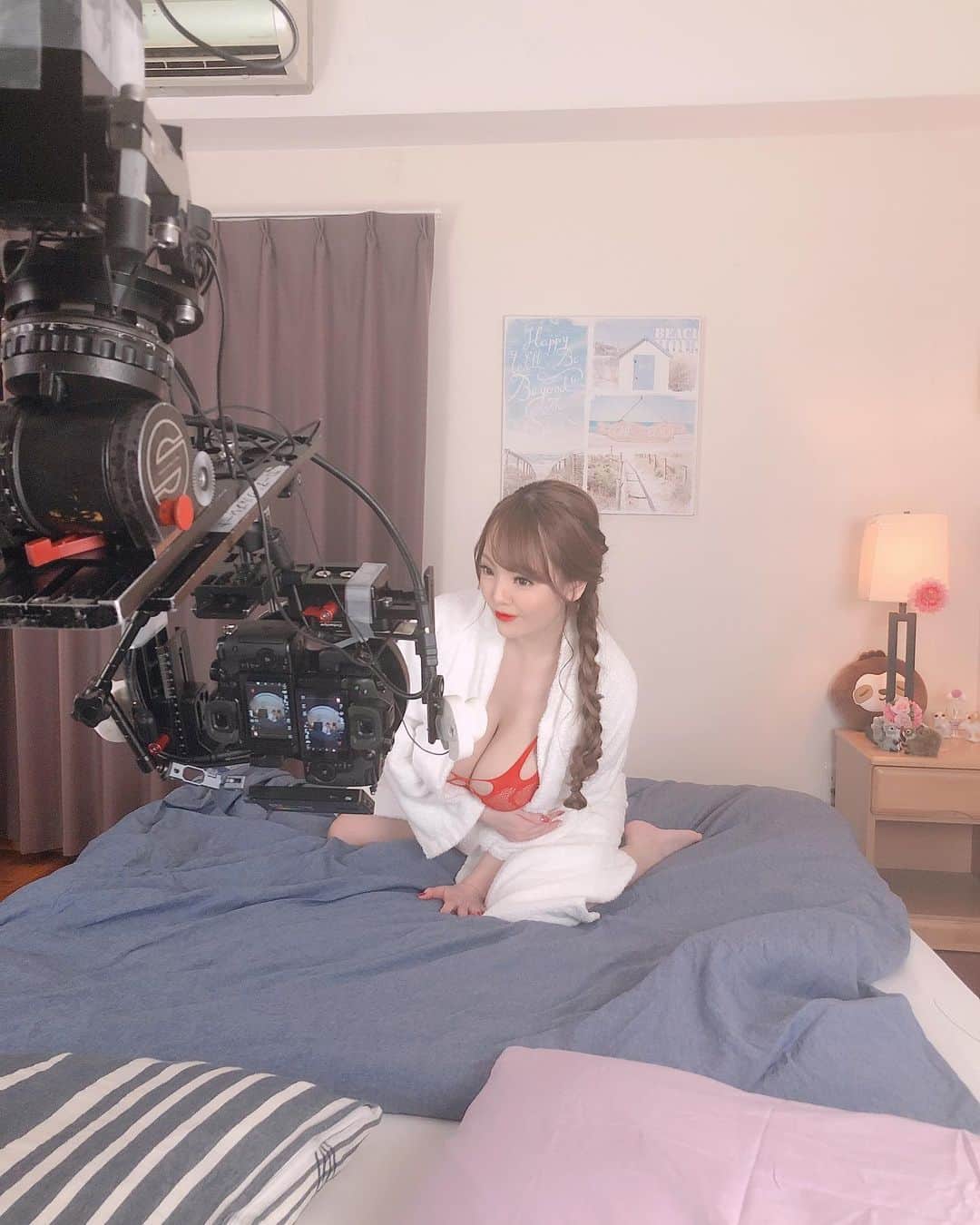 Hitomi（田中瞳）さんのインスタグラム写真 - (Hitomi（田中瞳）Instagram)「VR shoot🎥(not today) #model #shoot #vr #japan #japanesegirl」2月22日 20時34分 - official_hitomitanaka