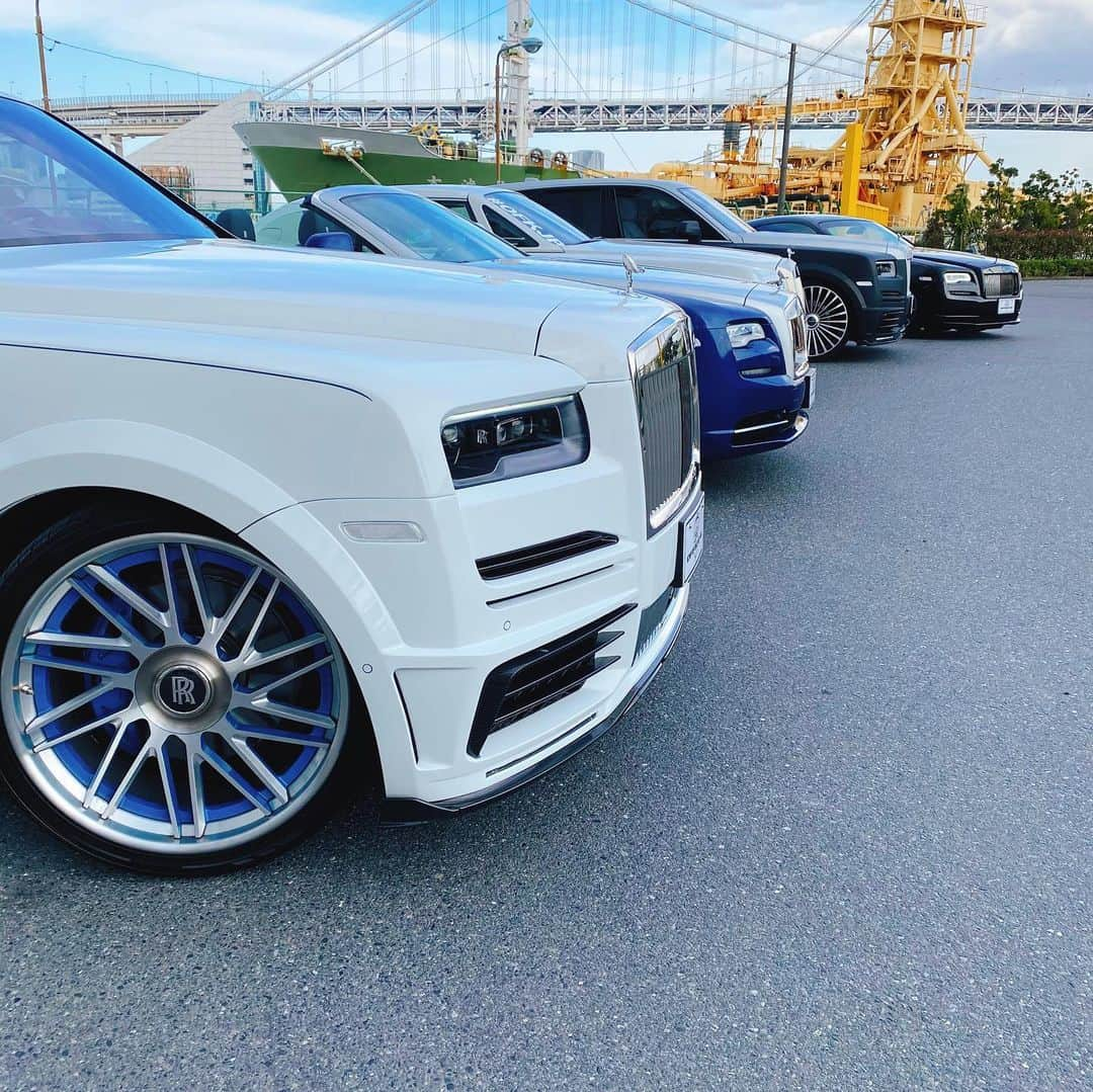 西片かずひろのインスタグラム：「ロールス会 #rollsroyceparty 刺激いただきました  世界を旅してるけど こんなにロールスロイス見るのは  ドバイでもなく ビバリーヒルズでもなく モナコでもなく  六本木です  #ロールスロイス #ロールスロイスカリナン #ロールスロイスファントム #ロールスロイスレイス #ロールスロイスゴースト #ロールスロイスドーン」